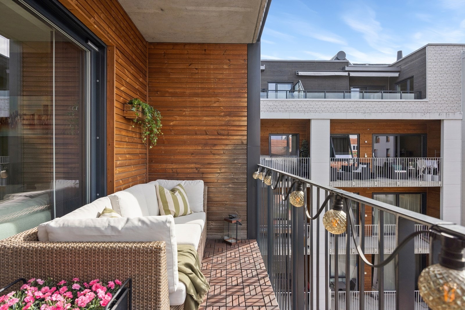 I vår- og sommerhalvåret blir balkongen en naturlig forlengelse av stuen, perfekt for hyggelige stunder med familie og venner. Galleribilde