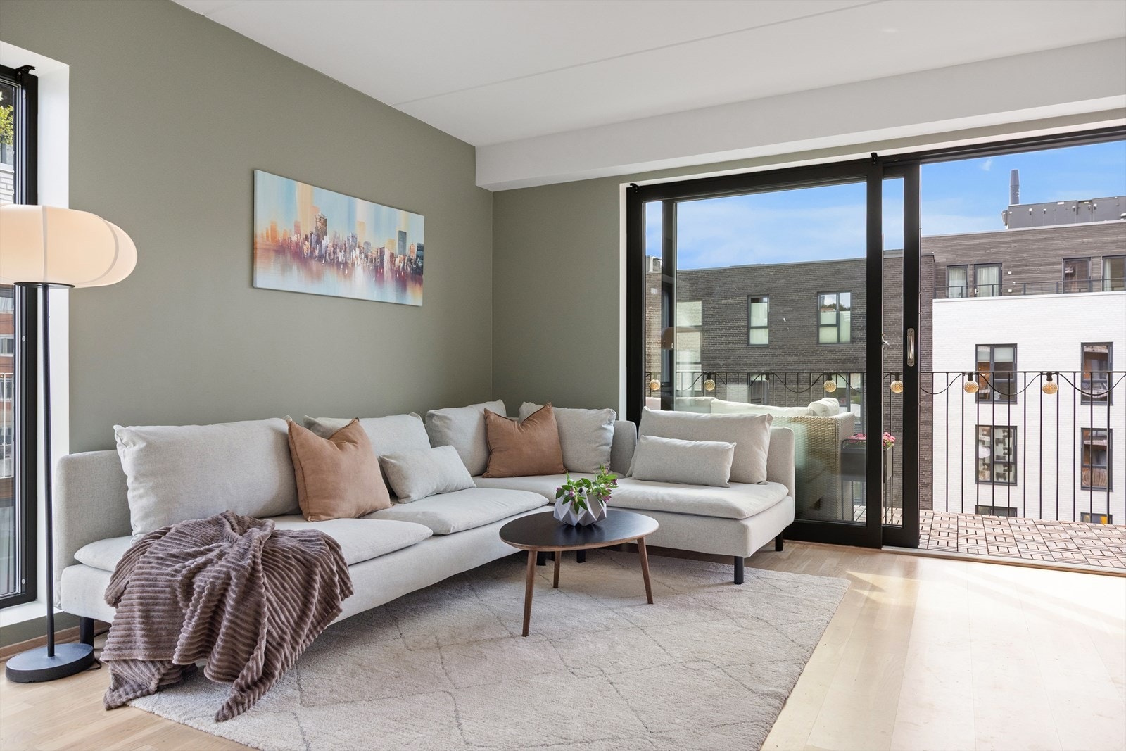 Stuen er lys og luftig med store vindusflater som sørger for rikelig med innslipp av naturlig lys. Galleribilde