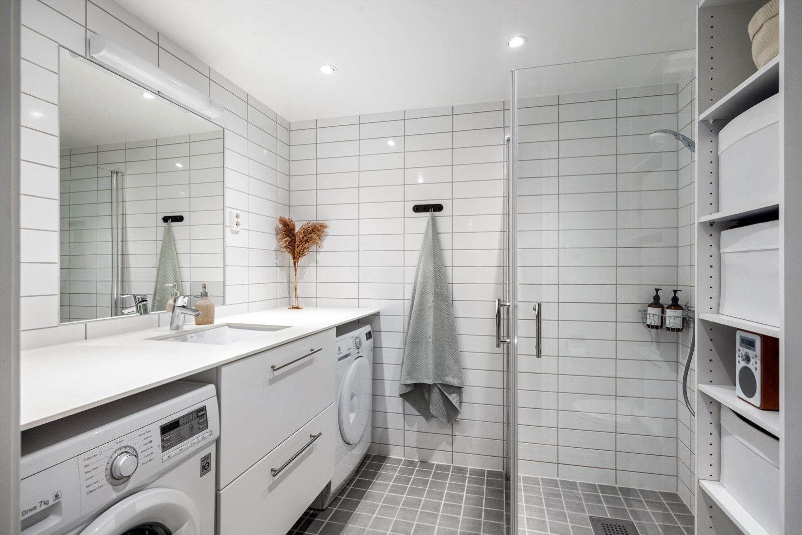 Lekkert, flislagt baderom med vannbåren gulvvarme og downlights i himlingen. Galleribilde