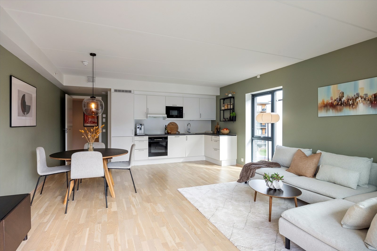 Kjøkkenet ligger i åpen løsning mot stuen, noe som skaper en hyggelig og sosial atmosfære. Galleribilde