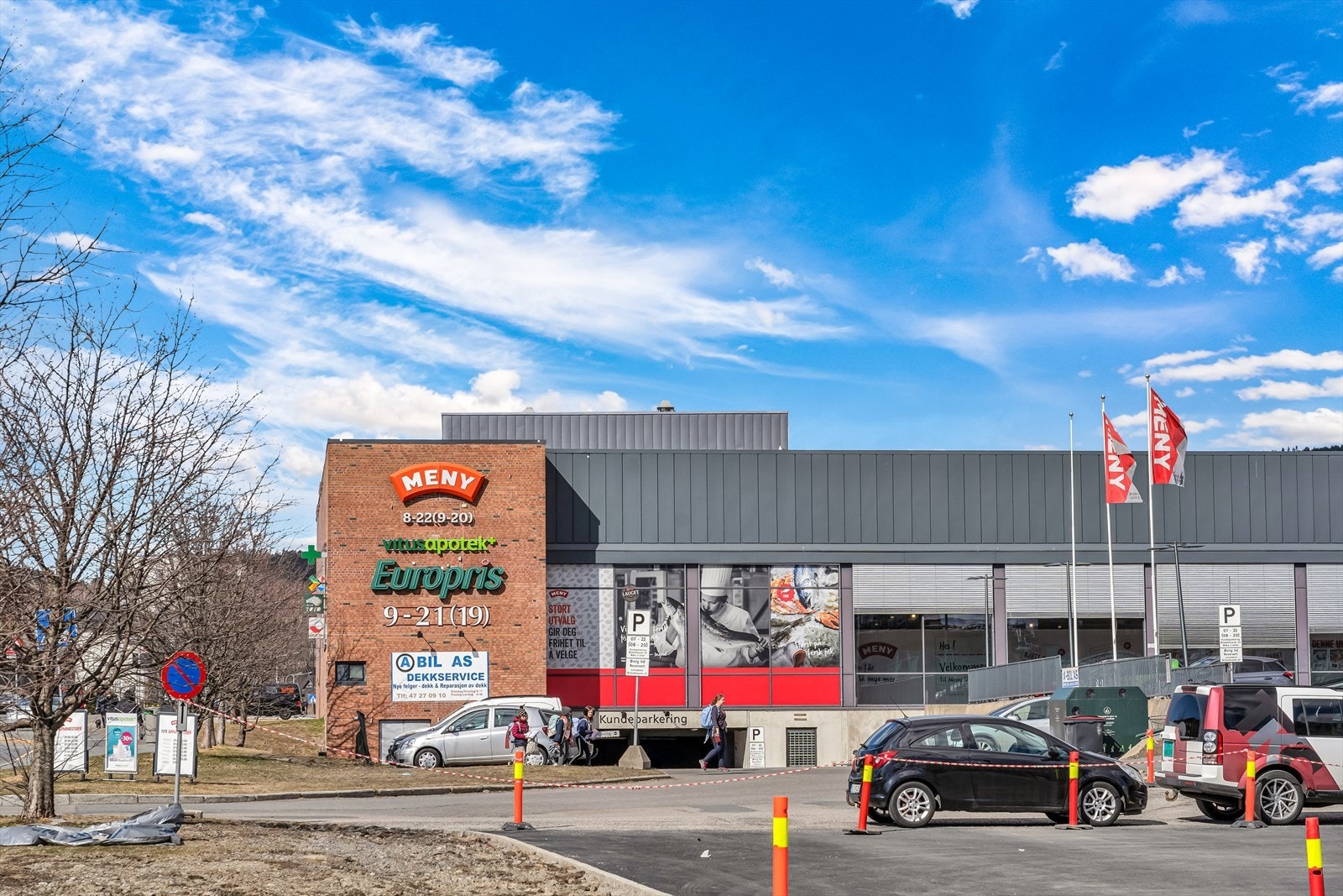 Leiligheten har en svært praktisk beliggenhet, med kort vei til flere nyttige butikker som Meny, Europris og andre fasiliteter. Her finner du alt du trenger i hverdagen, enten det gjelder dagligvarer, apotek eller andre nødvendigheter. Galleribilde
