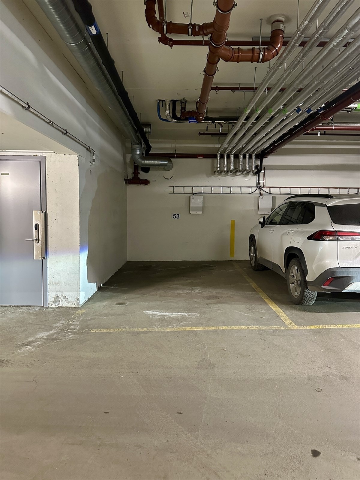 Det medfølger en garasjeplass med elbillader i lukket og oppvarmet garasjeanlegg. Galleribilde