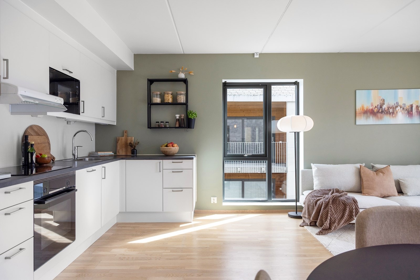 Alt av hvitevarer er integrert - stekeovn, platetopp, mikro, kjøl- og fryseskap samt oppvaskmaskin. Galleribilde