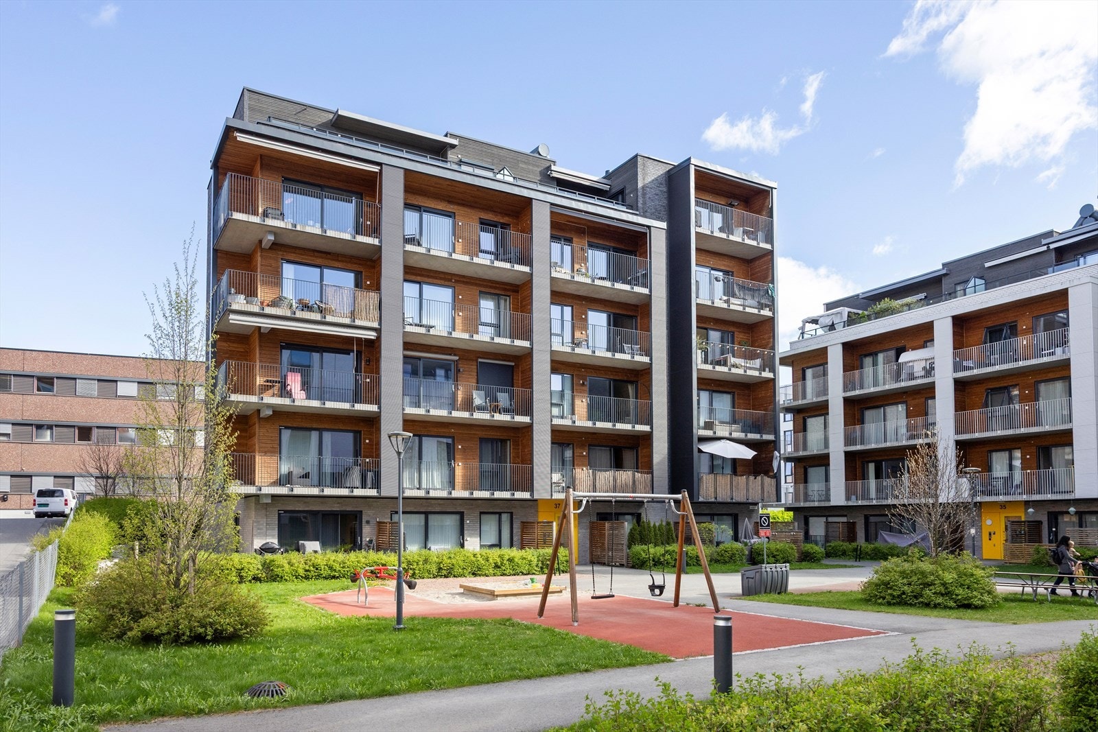 Sameiet har flotte fellesarealer, blant annet med lekeapparater for de minste og hyggelige sittegrupper som inviterer til samvær. Galleribilde