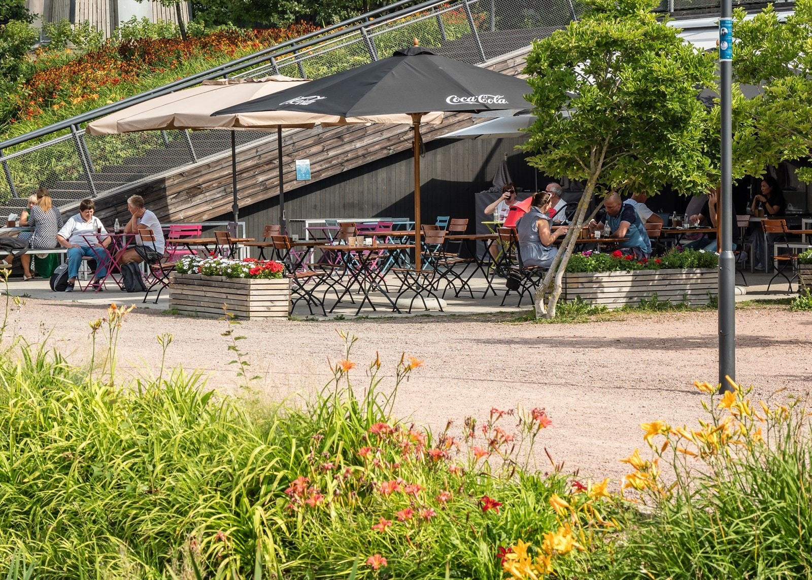 Paviljongen tilbyr en koselig atmosfære og driftes som en sjarmerende café på dagtid, med et variert utvalg av kaffedrikker, ferske bakevarer og smakfulle lunsjretter. På kveldstid transformeres den til en uformell bistro. Galleribilde
