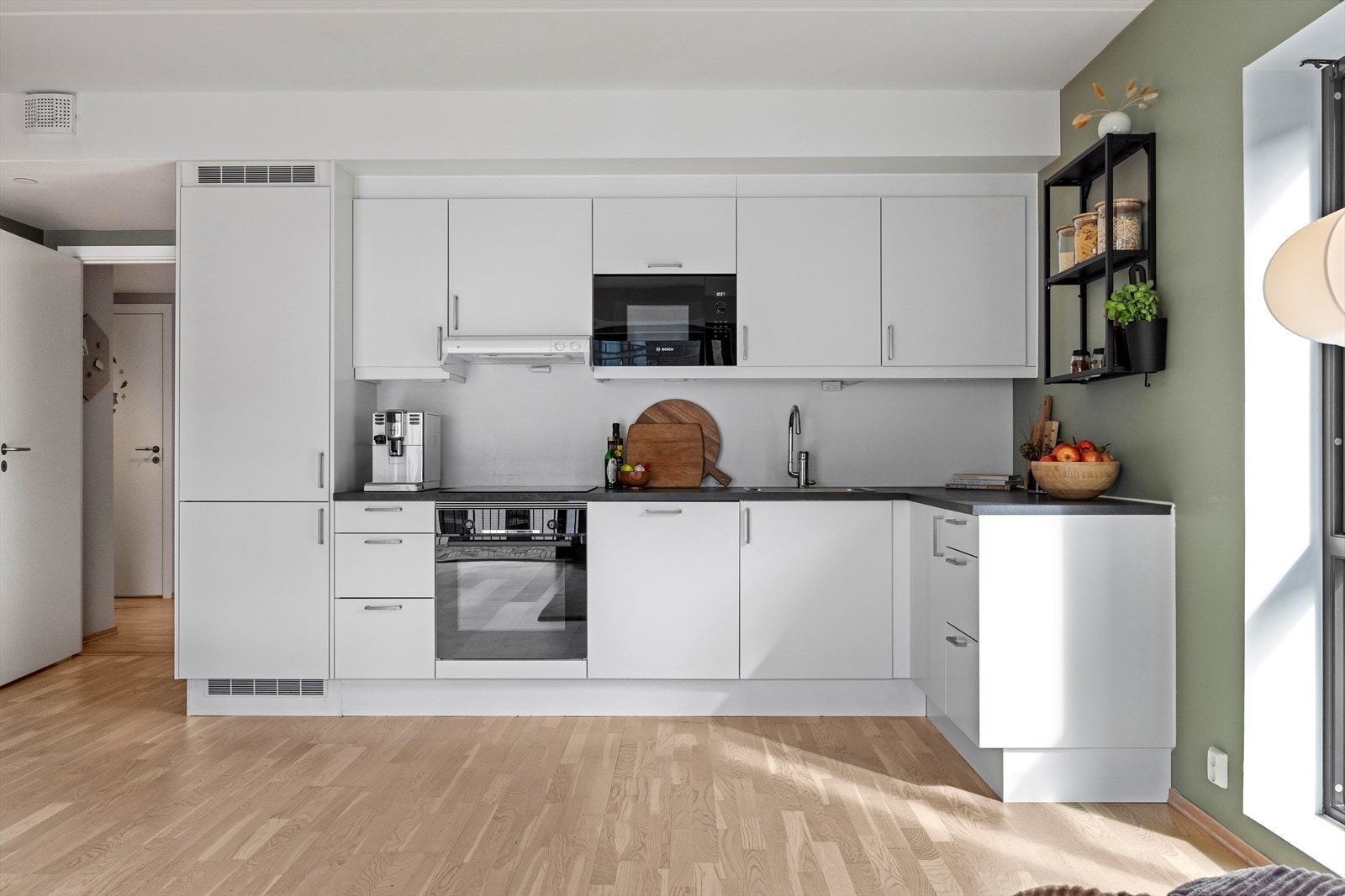 Stilrent HTH-kjøkken med god skap- og benkeplass. Galleribilde