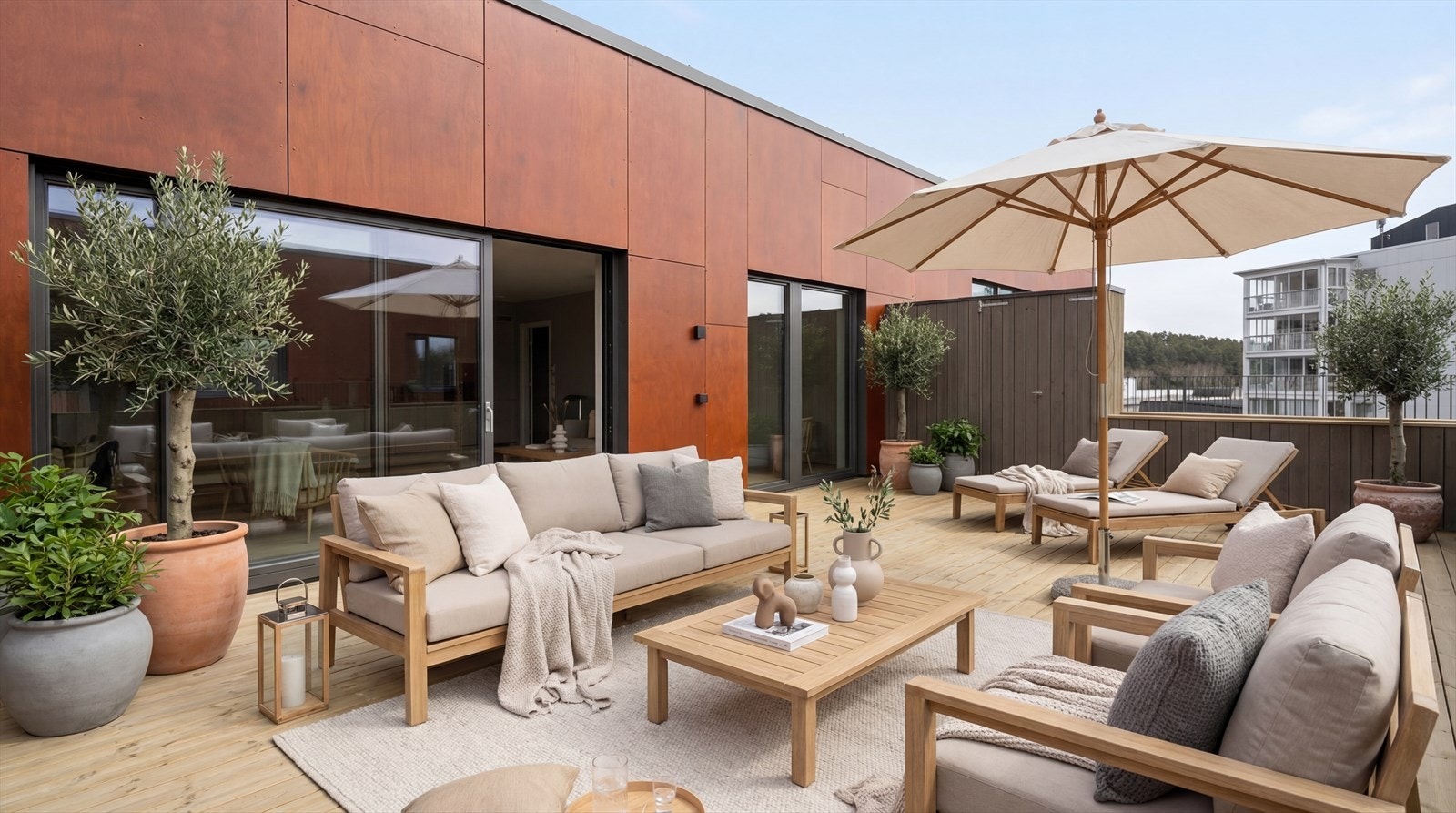 Store muligheter for møblering og beplantning på den romslige uteplassen -Bilde stylet og fargejustert digitalt - kun til illustrasjon - det tas forbehold om feil med skallering, utforminger, belysning og andre forhold som kan fravike fra faktiske forhold Galleribilde