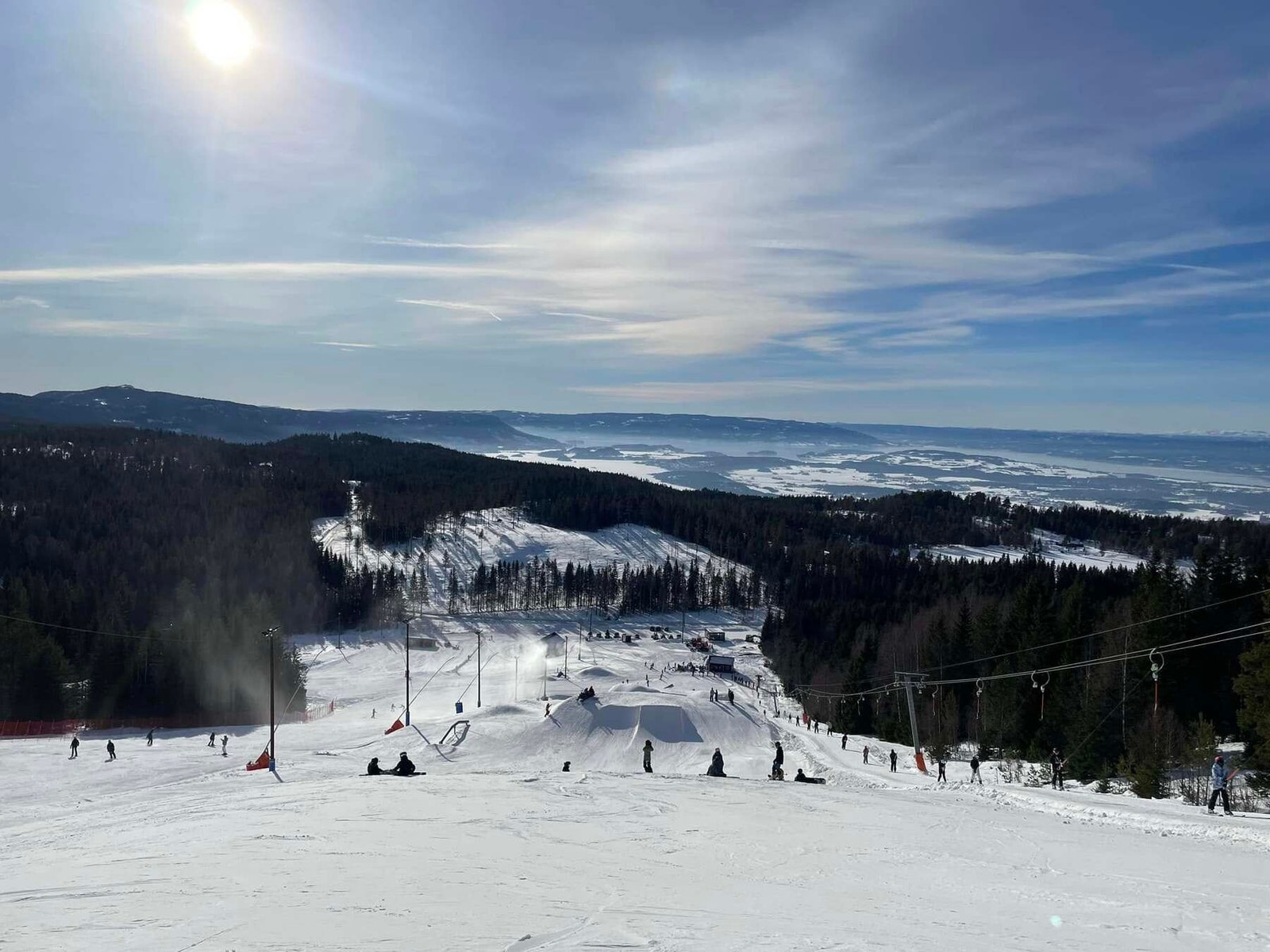 Ringkollen er et av Norges minste anlegg med de største hoppene og mest smil per kvadratmeter. Vi har to heiser og bakker som passer alle! Førerapport finner du på FNUGG.NO og siste nytt på https://www.facebook.com/Ringkollenparken Galleribilde