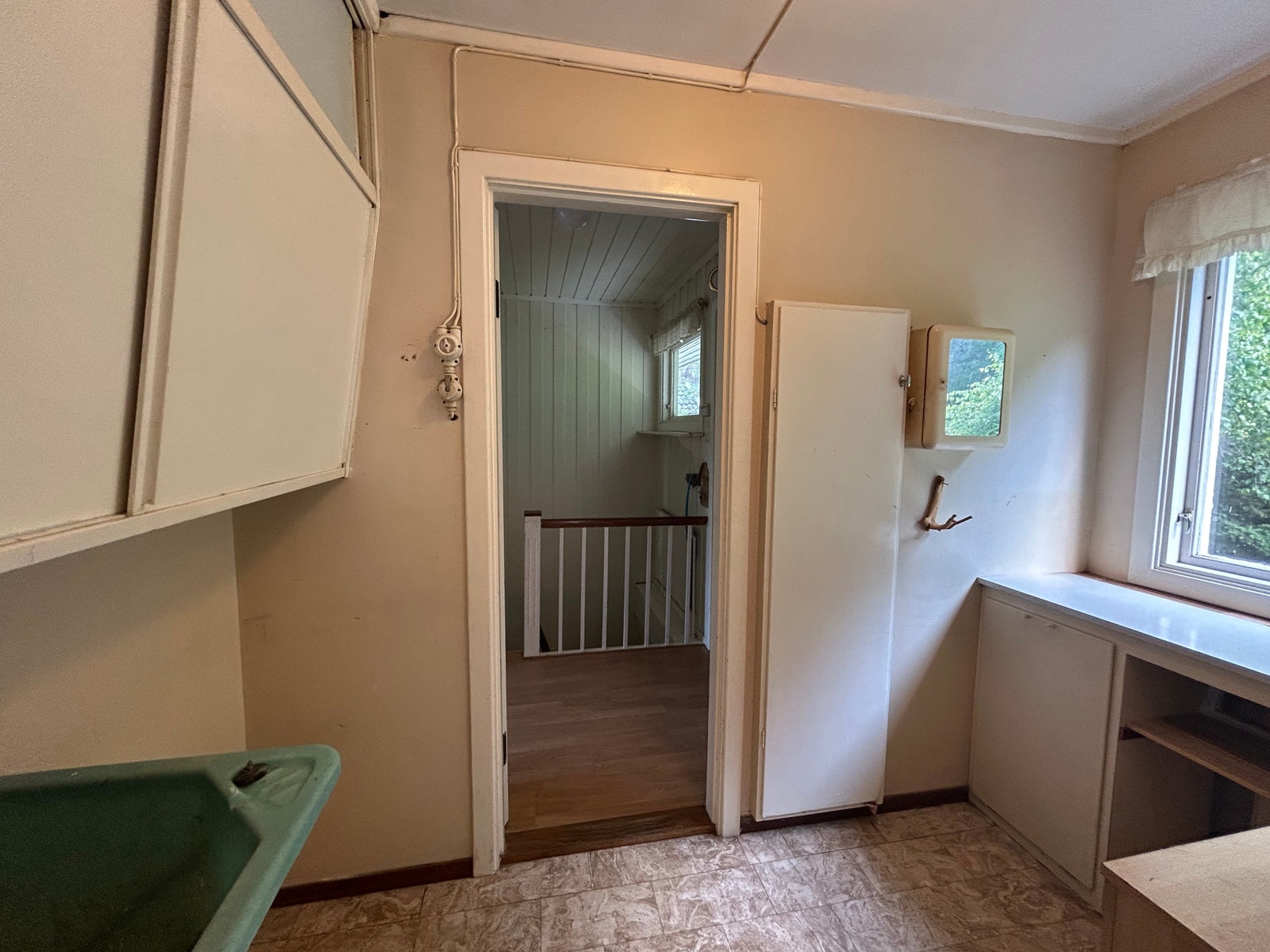 Fra vaskerom mot trapp og gang ut Galleribilde