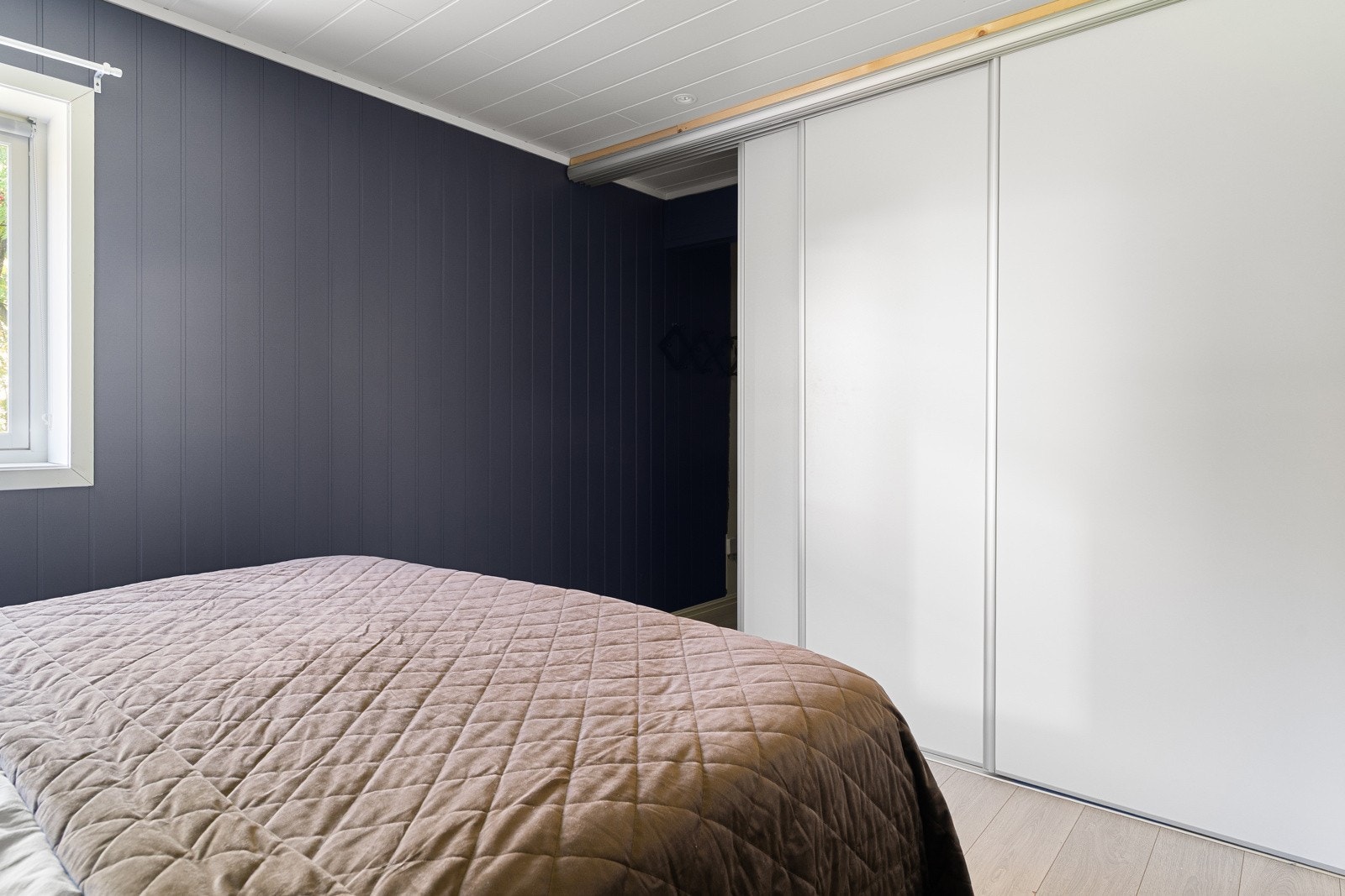 Hovedsoverom med skyvedørsgarderobe med gode oppbevaringsmuligheter