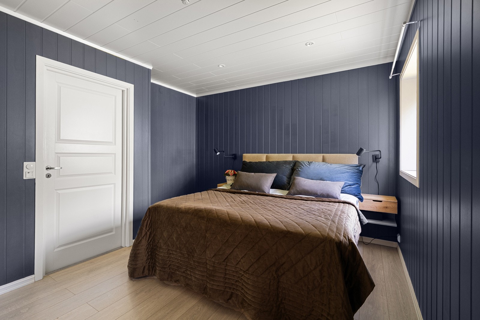 Hovedsoverom i 1. etasje er av god størrelse og har plass til dobbelseng og nattbord