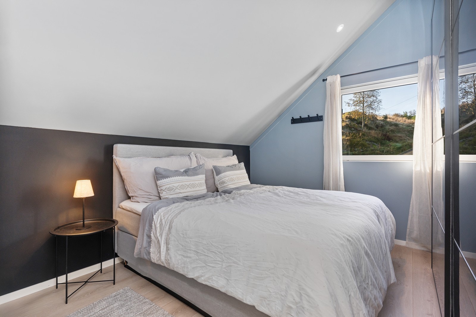 Soverommet er lunt og fint med skyvedørsgarderobe. Galleribilde