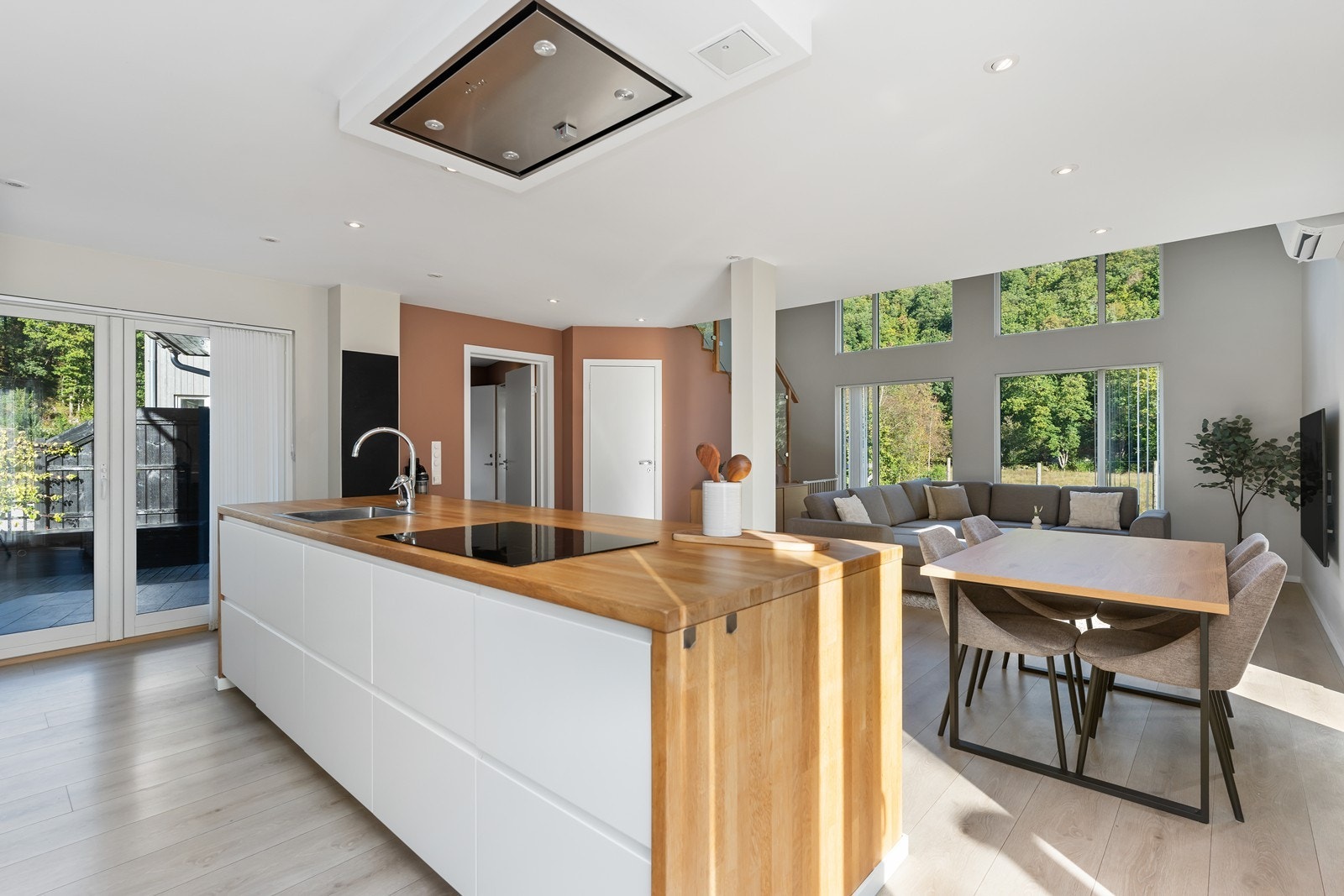 Åpen og lys planløsning hvor kjøkken, spiseplass og stue glir naturlig over i hverandre. Store vindusflater gir godt med lys og flott utsyn mot hagen og naturen. Galleribilde
