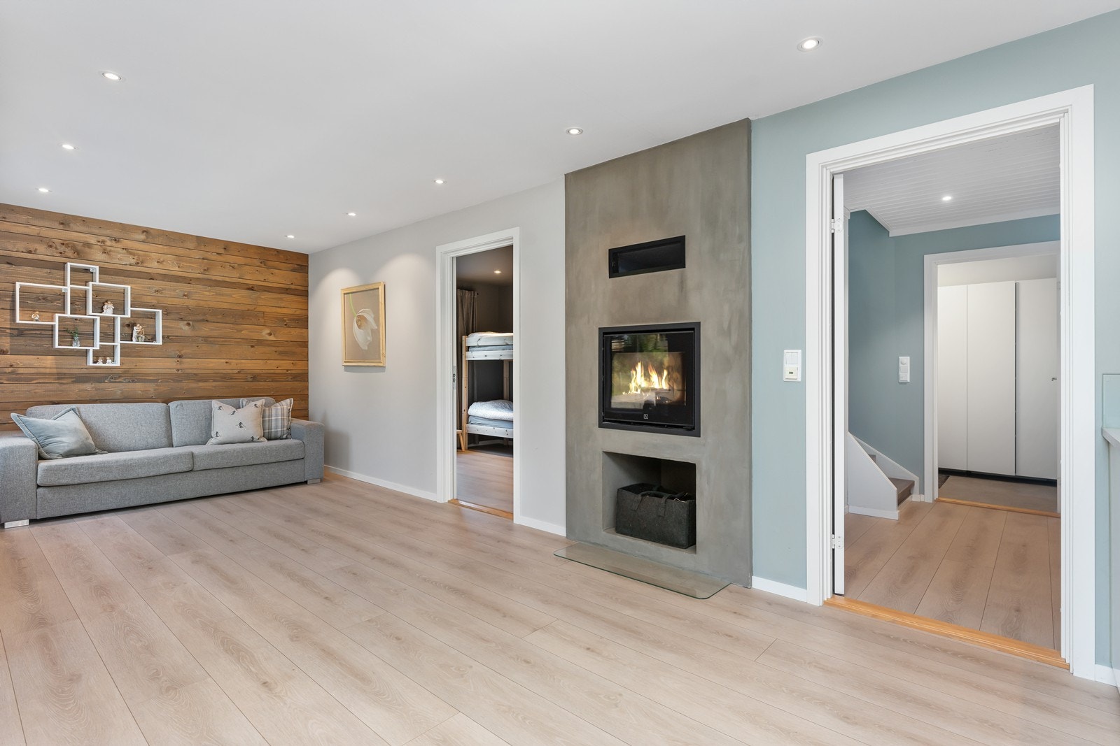 Innenfor stue er det et soverom. Her er det satt opp en lettvegg, da det tidligere var en del av stuen. Galleribilde