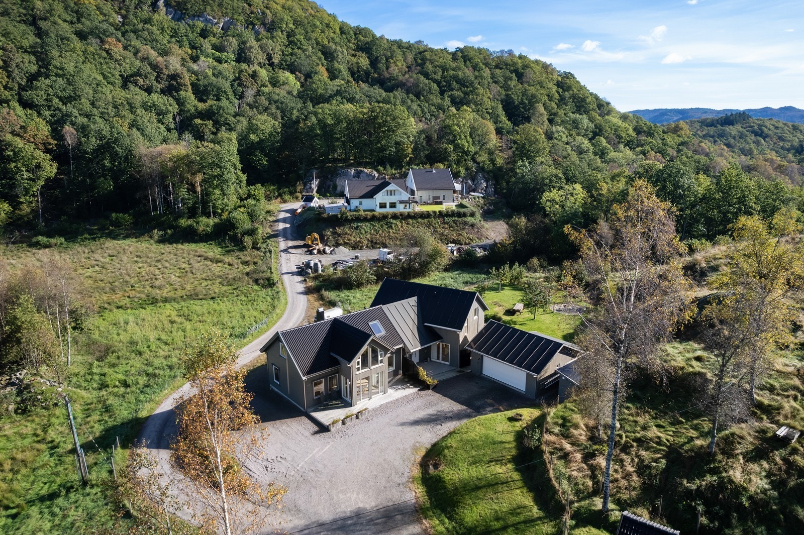 Eiendommen har en flott beliggenhet hvor du har gruset gårdsplass med gode parkeringsmuligheter samt stor hage. Galleribilde