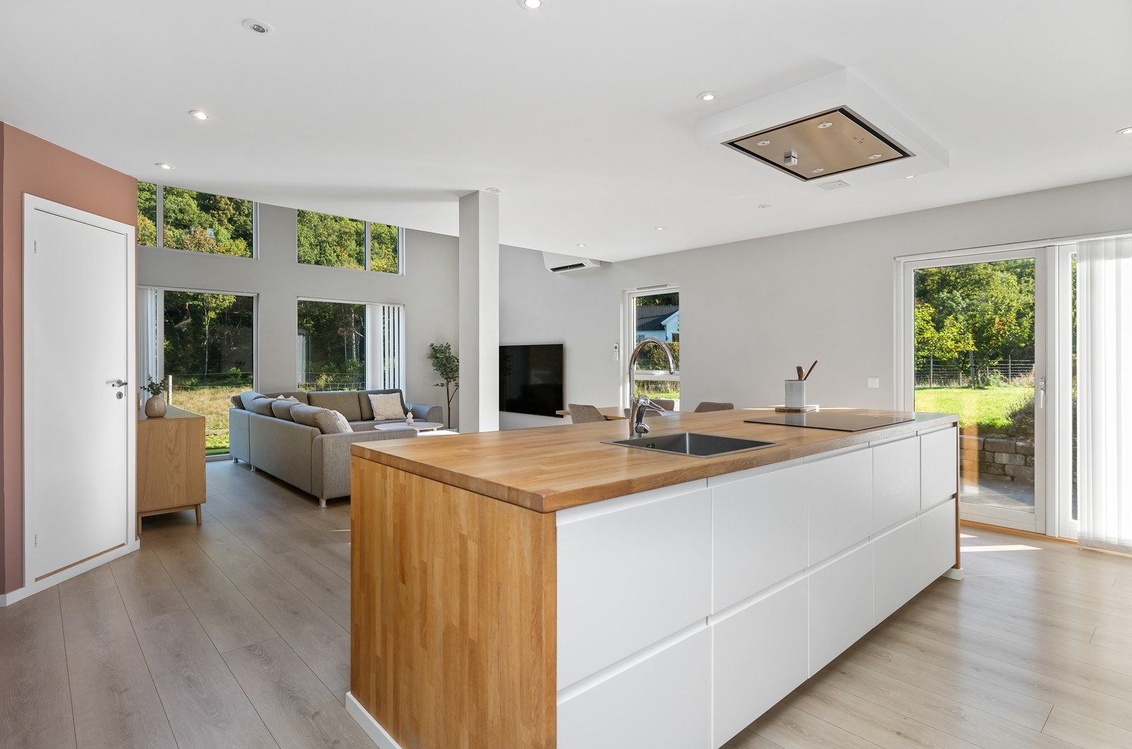 Kjøkkenet er plassert sentralt i hjemmet, med enkel tilgang til spiseplassen, stuen og trapp opp til loftstue og soverom. Galleribilde