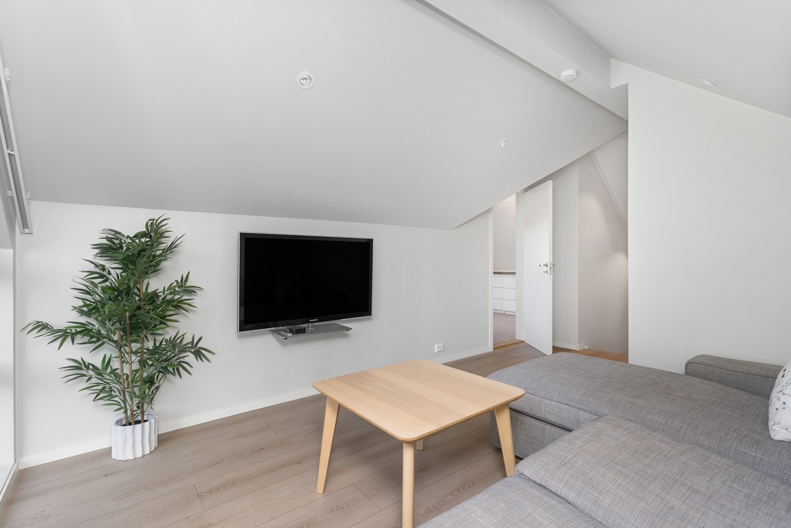 I andre etasje er det loftstue og et soverom. Galleribilde