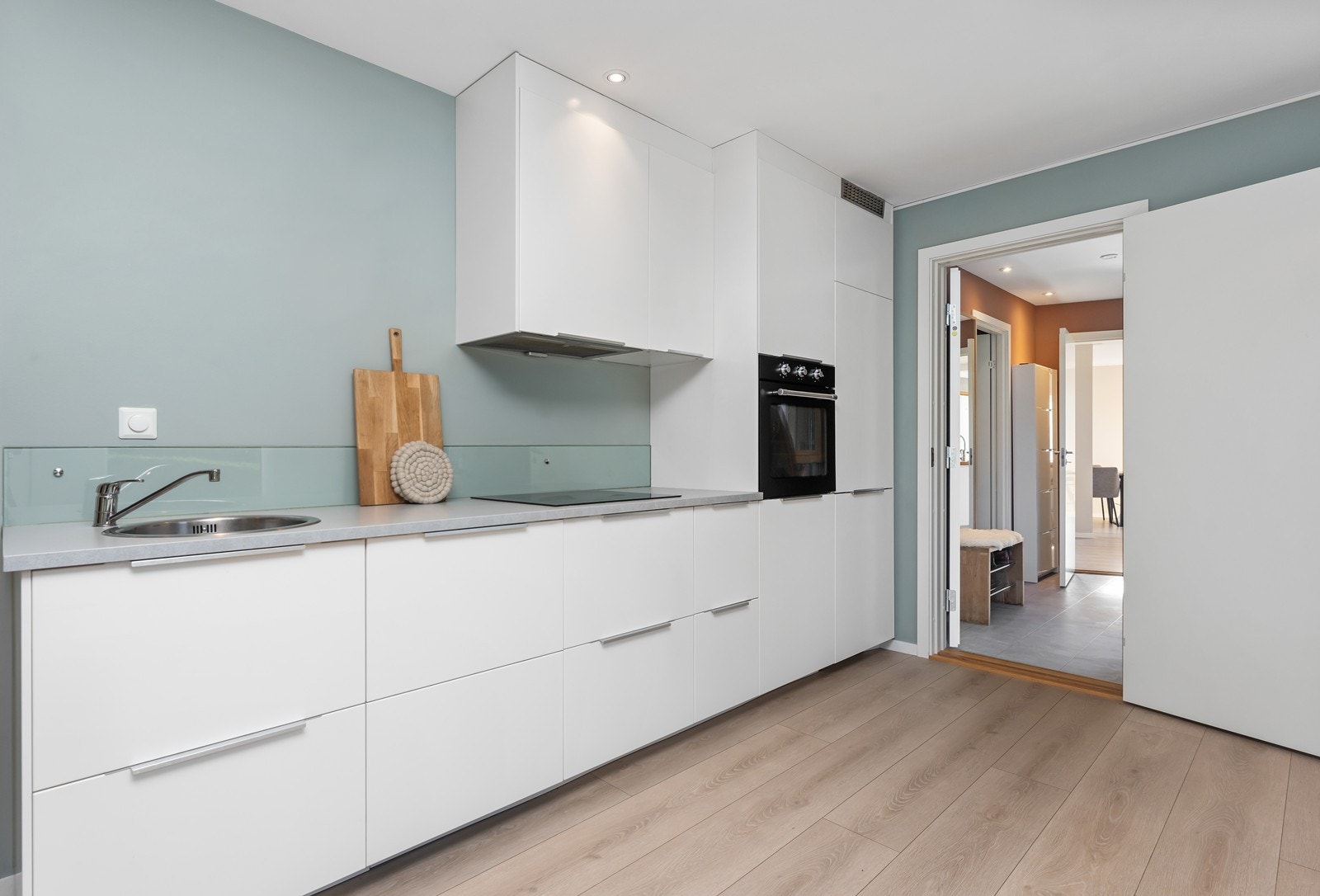 Kjøkken i hoveddel har innredning med slette fronter og laminert benkeplate. Det er integrerte hvitevarer. Galleribilde