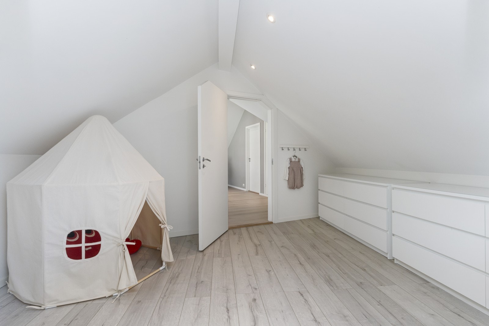 Mellomgang som er praktisk til evt. garderoberom eller annen oppbevaring. Her er videre inn til soverom. Galleribilde