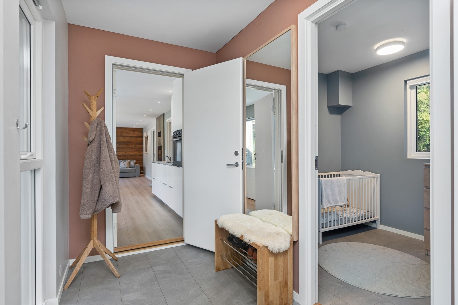 Entre og mellomgang inn til hovedbygg. Galleribilde