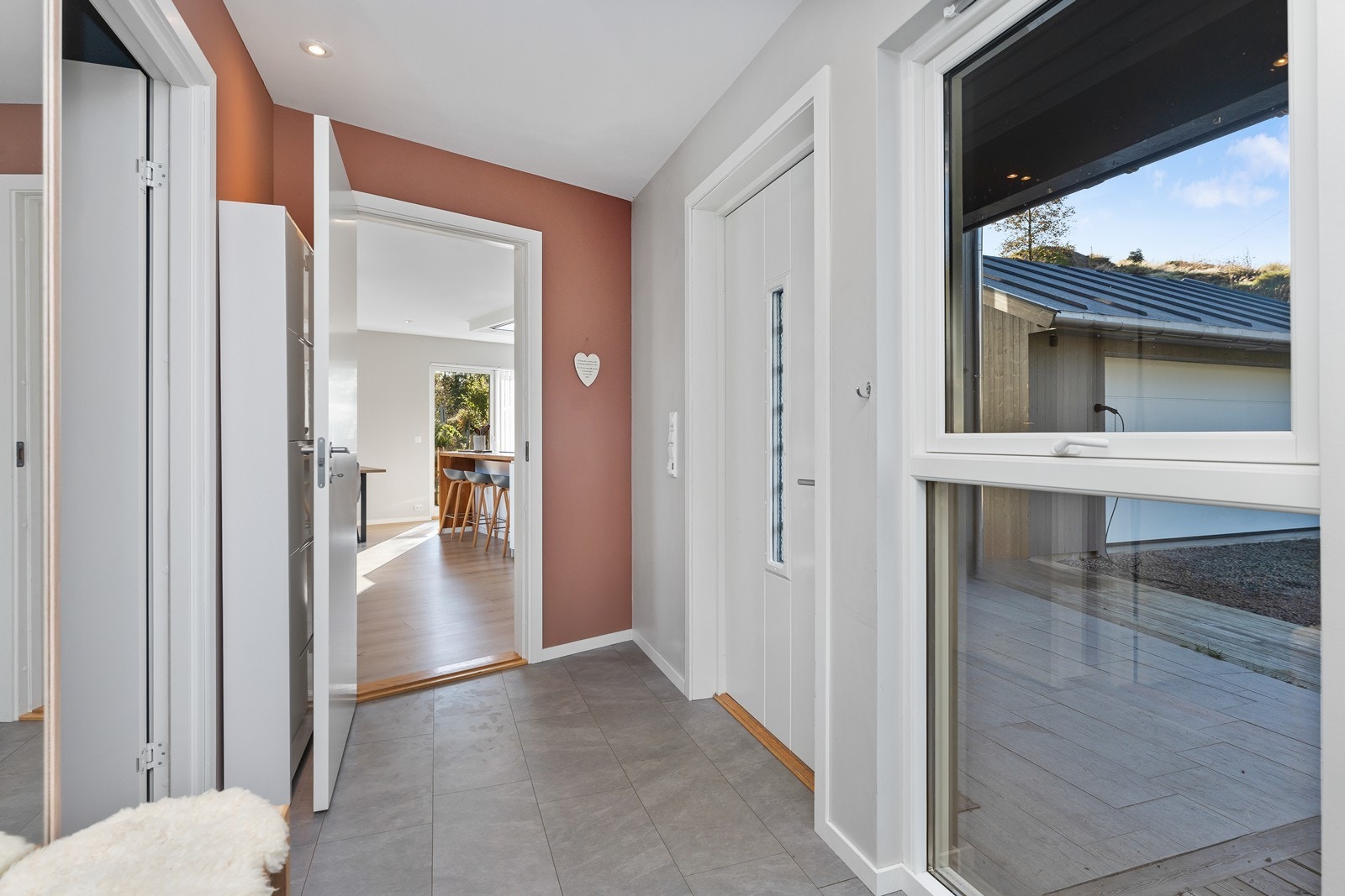 Her er flislagt gulv med varmekabler og en praktisk bod/garderoberom like ved. Galleribilde