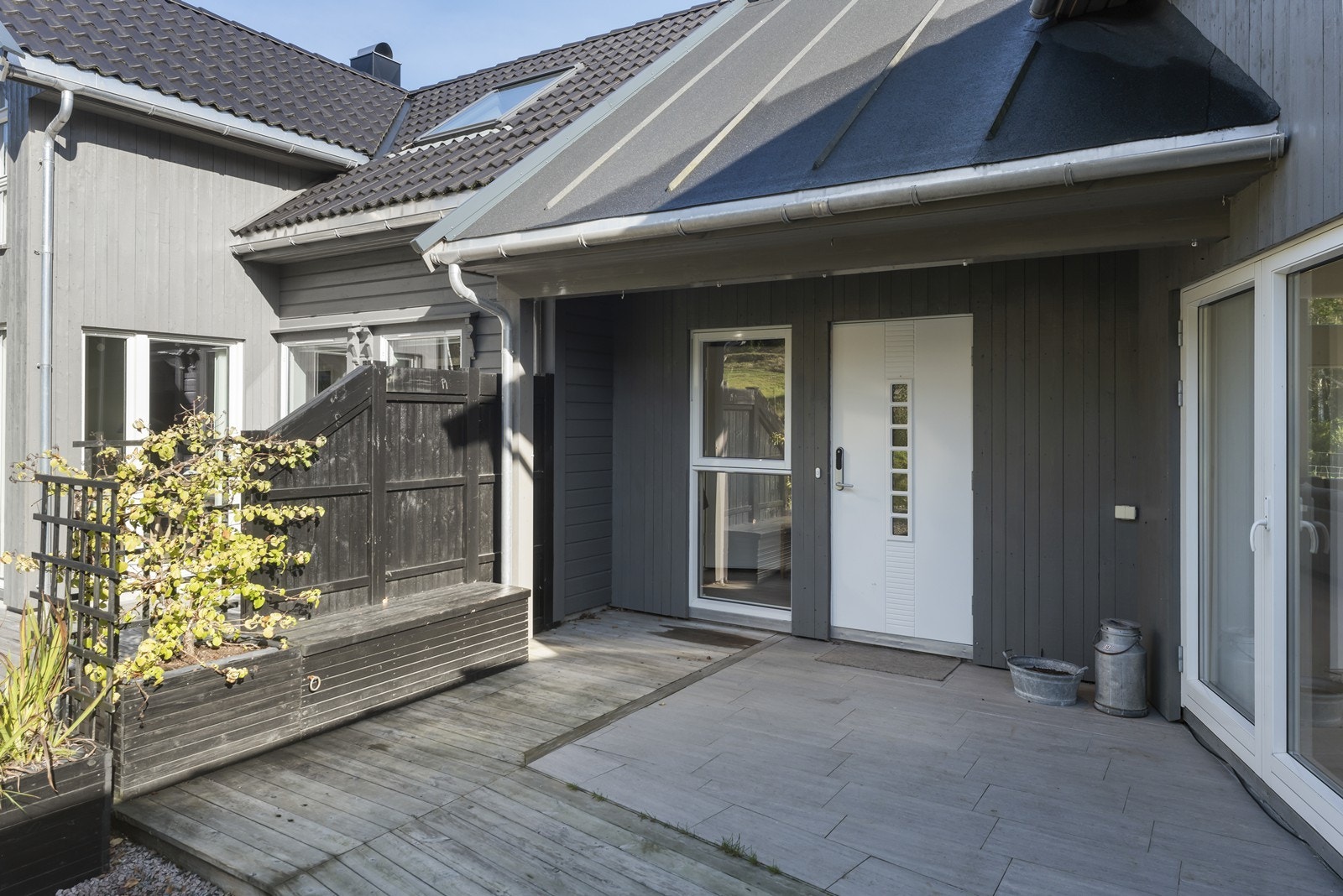 Inngang som er mellomgang mellom tilbygg og hoveddel Galleribilde