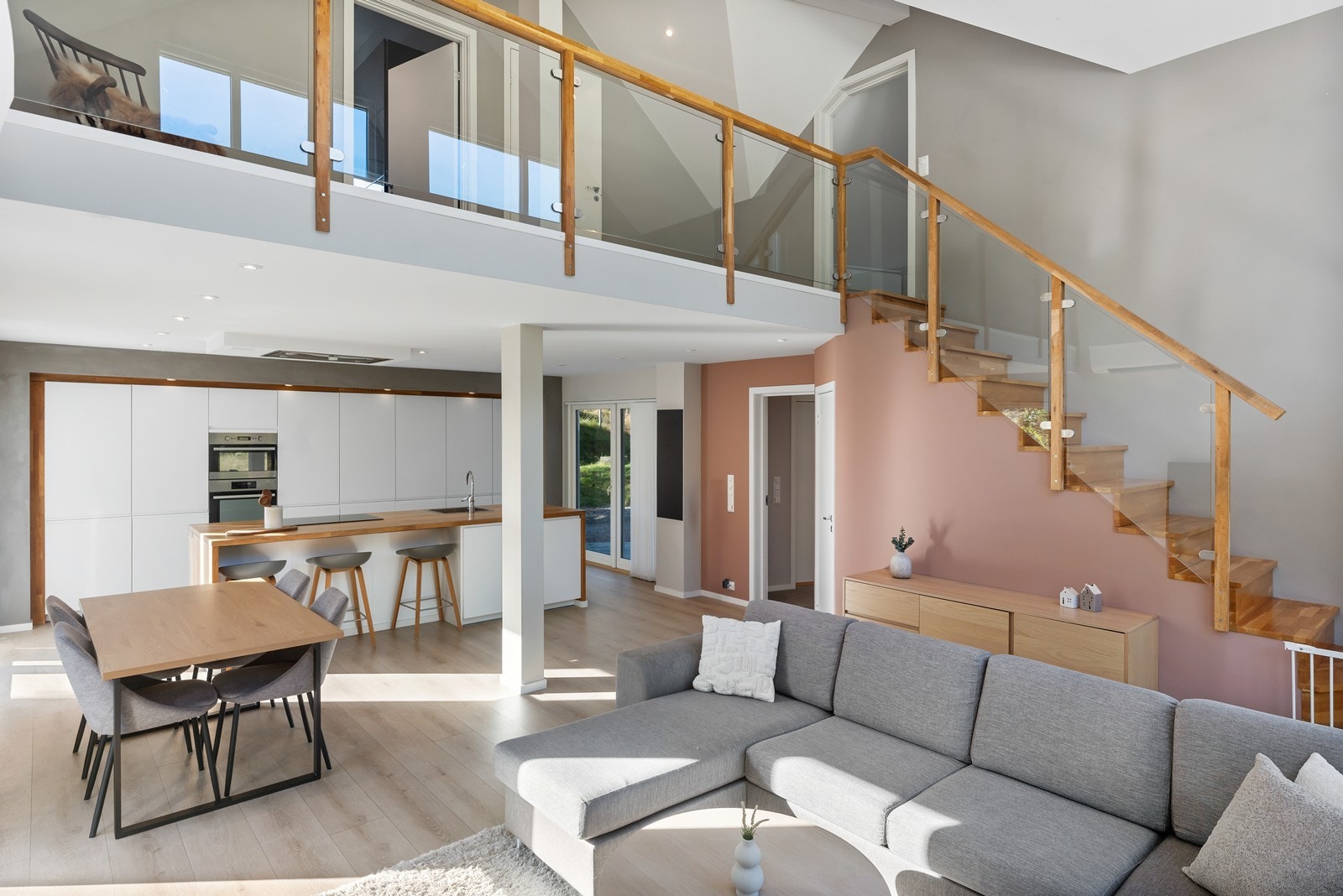 Romslig oppholdsrom med god takhøyde og luftig atmosfære. Galleribilde