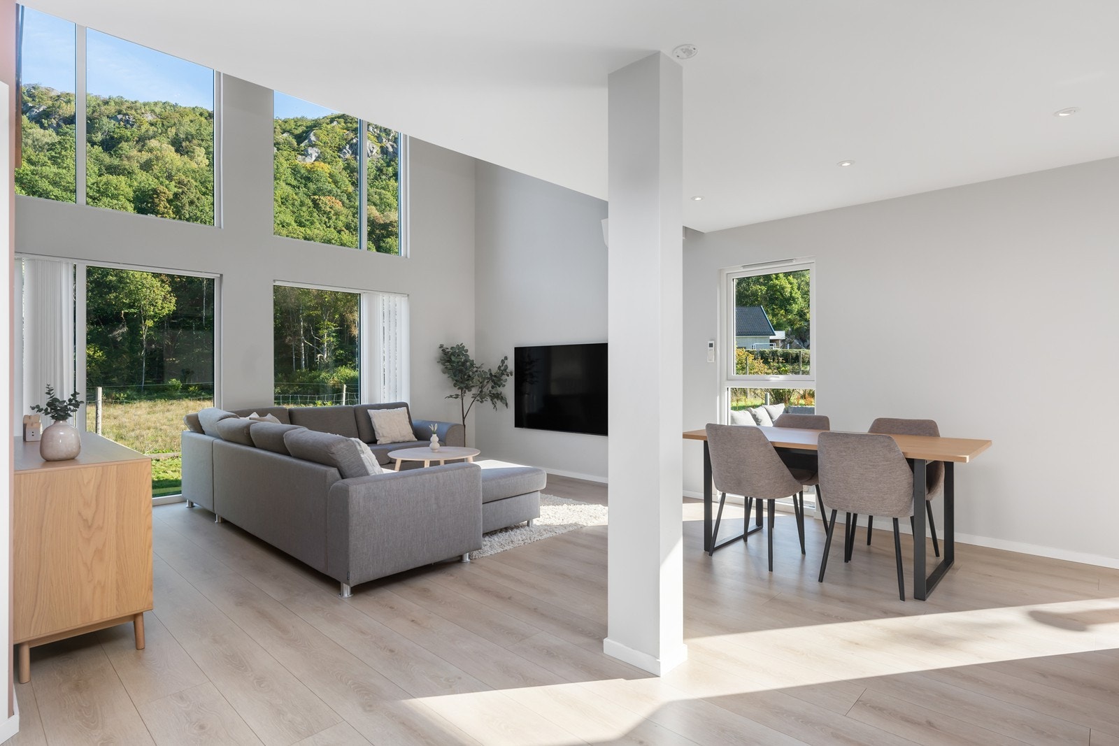 Stuedelen har høyt under taket og store vindusflater som slipper inn godt med lys og bringer naturen flott inn. Galleribilde