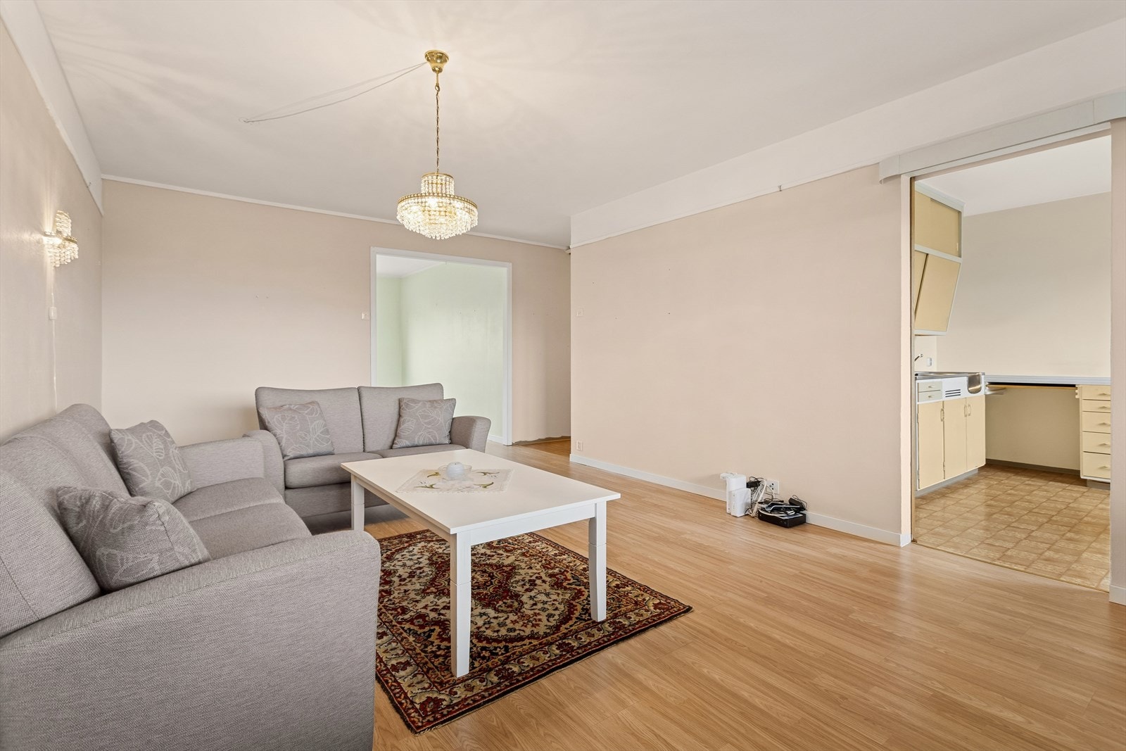 Fra stuen er det adkomst til kjøkken og spisestue Galleribilde