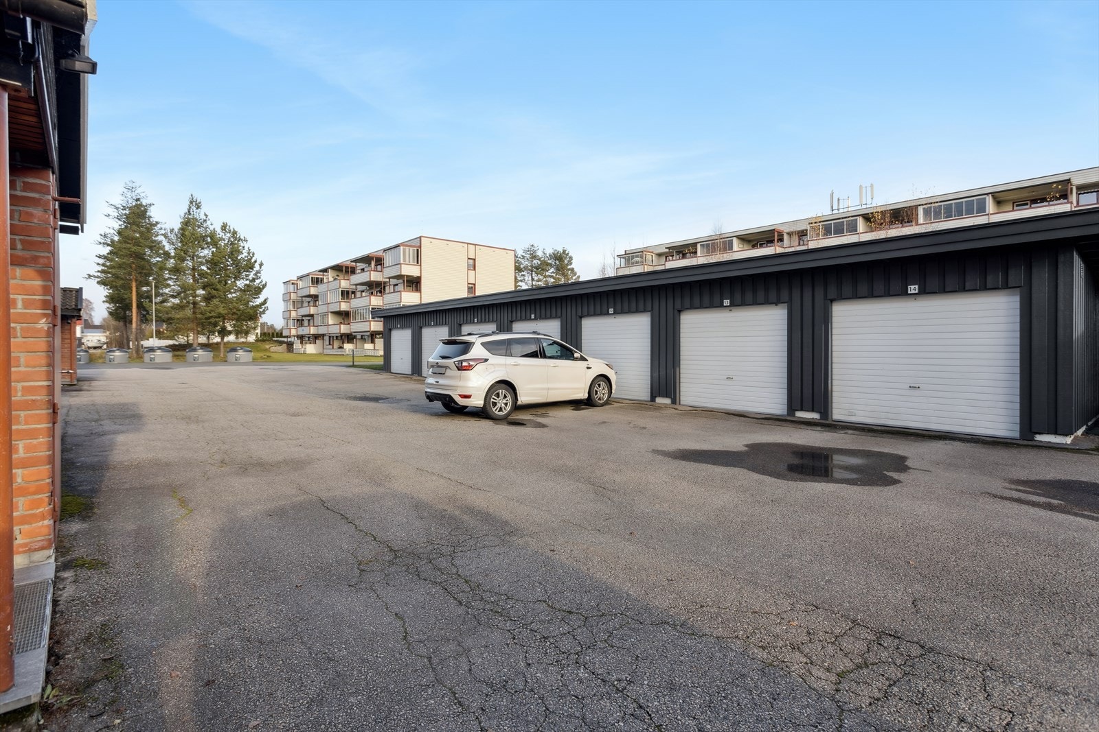 Det følger ikke garasjeplass med eiendommen, men det er mulig å kontakte styret i borettslaget for å sette seg på venteliste. Galleribilde