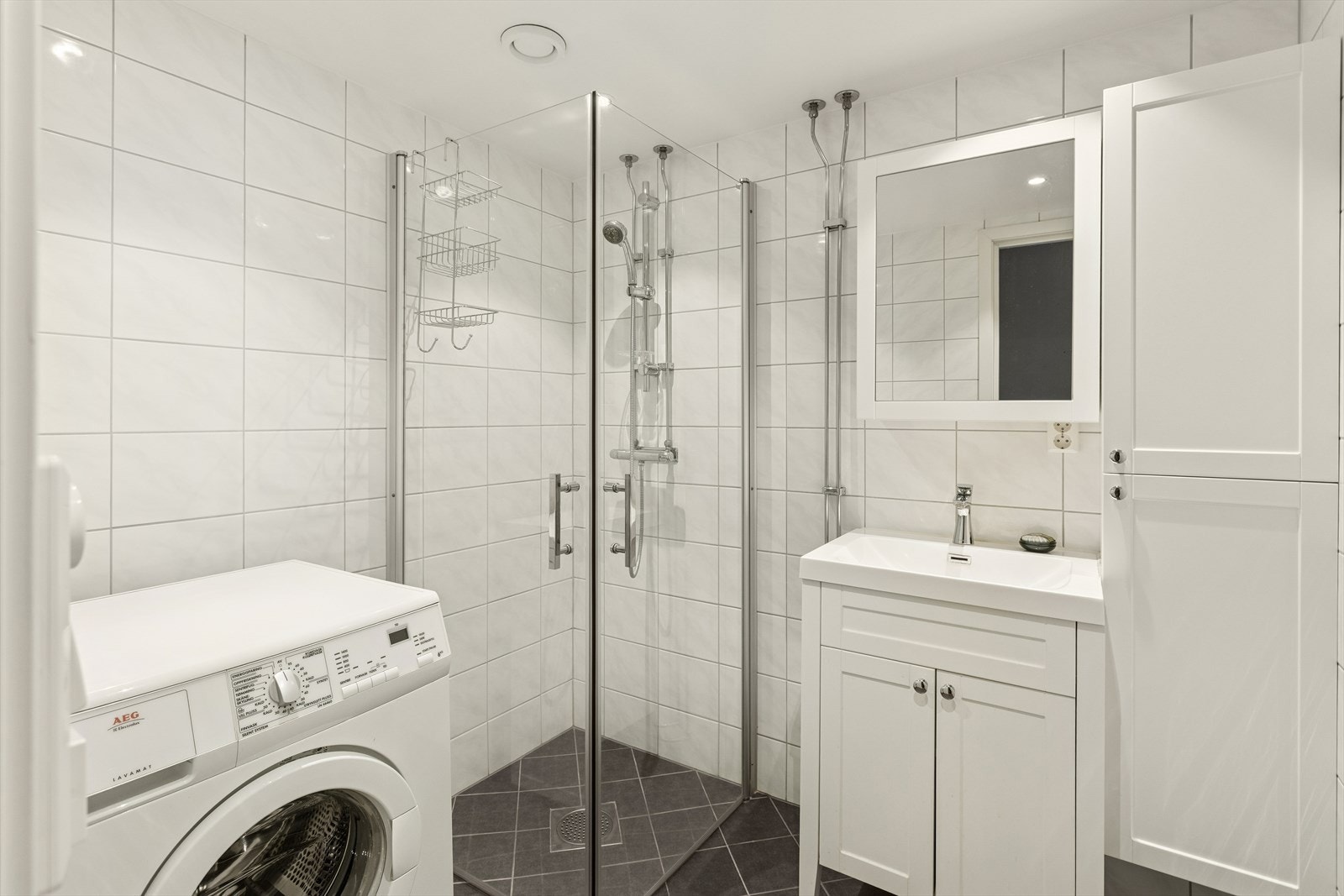 Baderom med dusjhjørne, opplegg for vaskemaskin, servant med tilhørende underskap Galleribilde