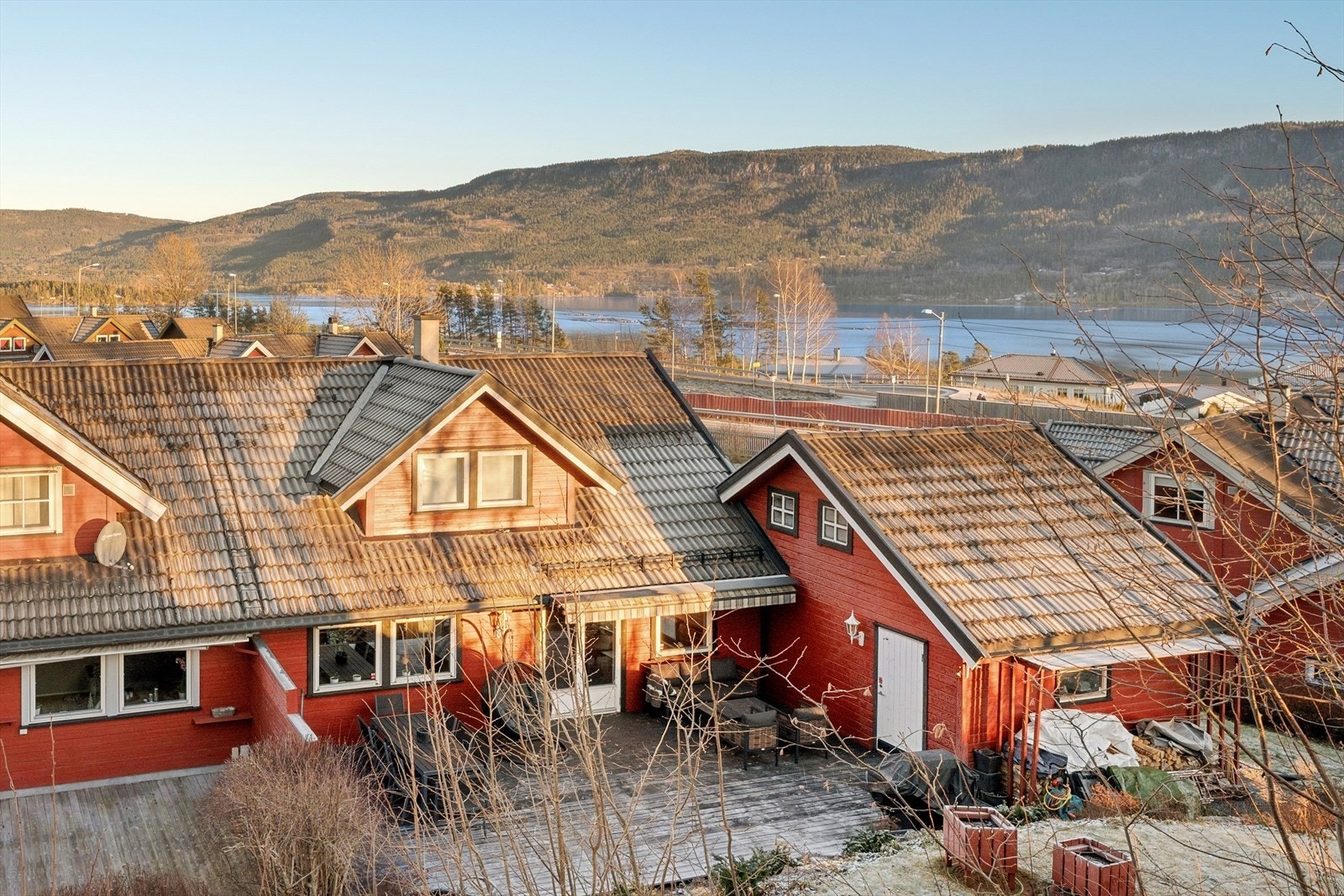 Eiendommen ligger i det attraktive boligfeltet Steinsåsen, som tilbyr en behagelig kombinasjon av ro og nærhet til nødvendige fasiliteter. Galleribilde