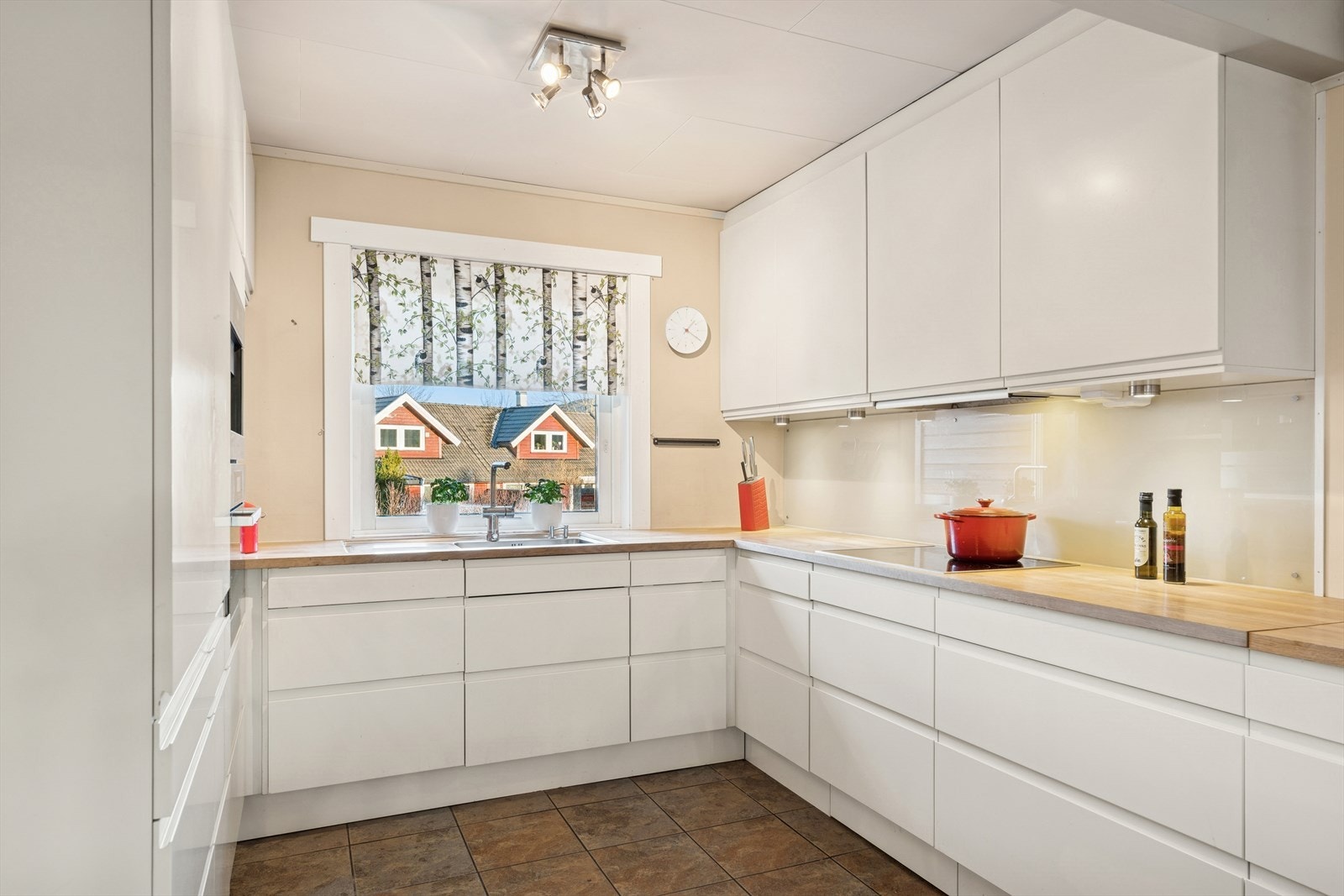 Kjøkkenet har en praktisk og direkte forbindelse til spisestuen, noe som gjør servering og måltider ekstra enkelt. Galleribilde