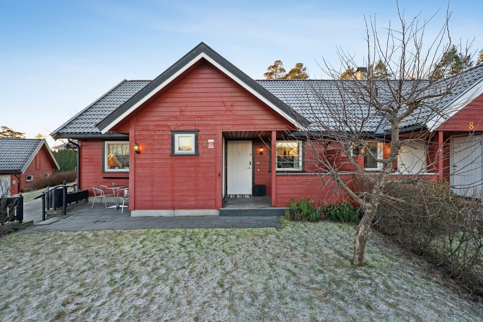 Tomten er felles, men enheten disponer tomt rundt bolig, samt hage ved terrasse. Galleribilde