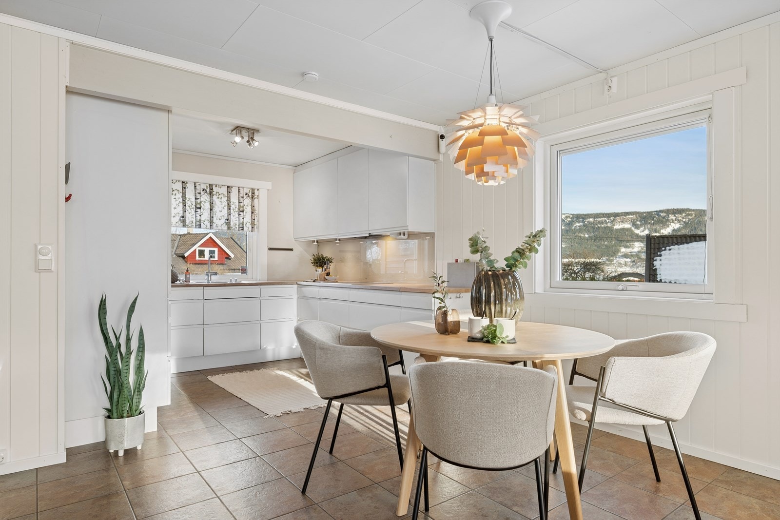 Kjøkkenet har godt med skap- og benkeplass, samt plass til spisestue mellom kjøkken og stue. Galleribilde