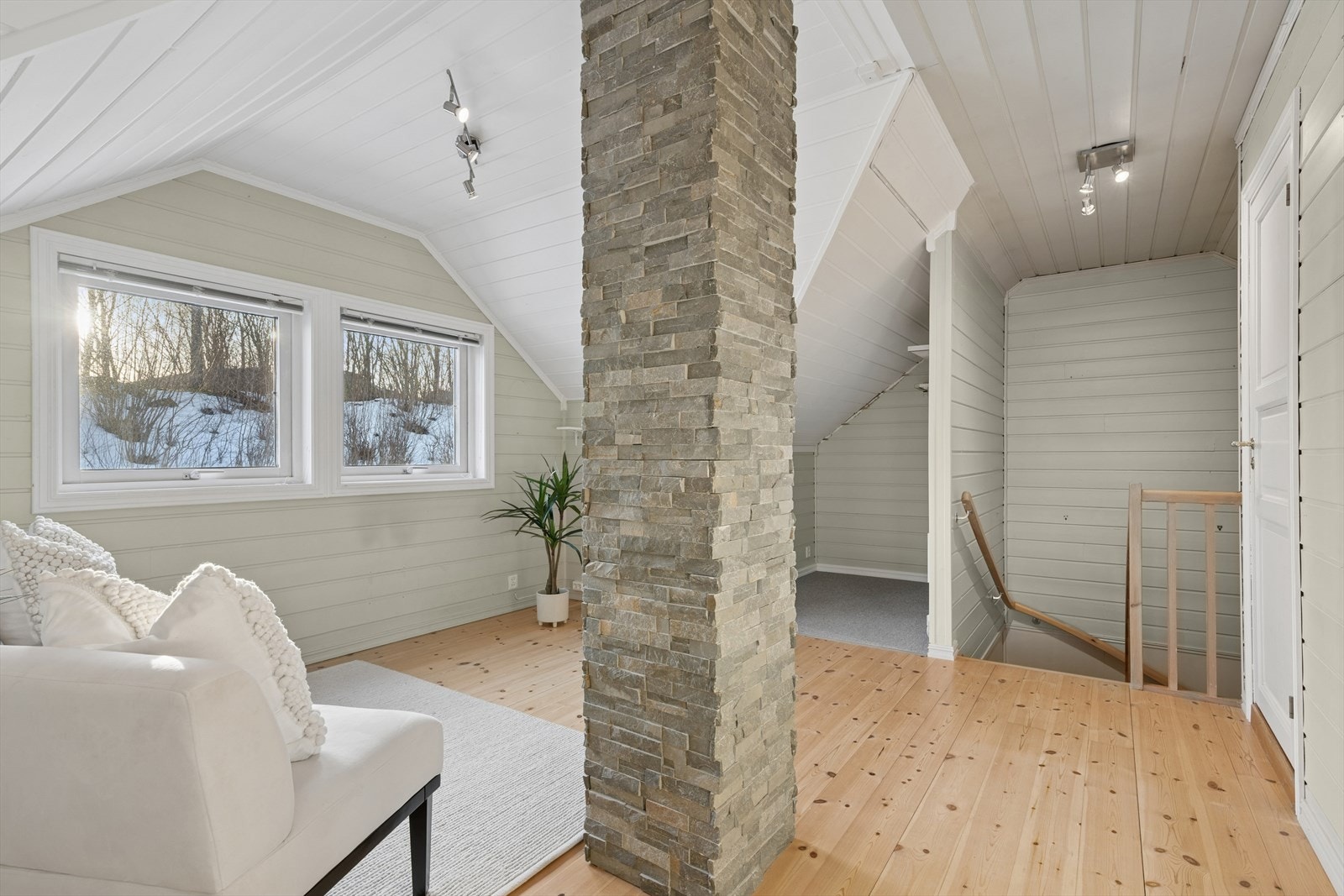 Deler av loftstuen var på opprinnelige byggetegninger et soverom. Galleribilde