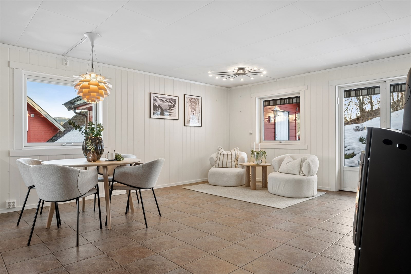 Stuen har god plass til både sofagruppe og spisebord, slik at du får en praktisk og komfortabel løsning for både avslapning og måltider. Galleribilde