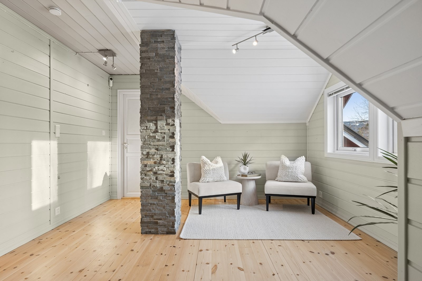 Loftstuen er lys og innbydende, med god plass til en komfortabel sofagruppe - perfekt for avslapning eller hyggelige TV-kvelder. Galleribilde