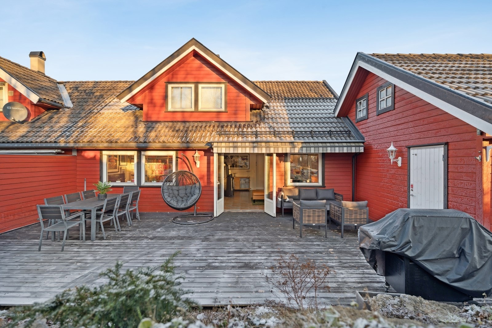 Her får du rikelig plass til hagemøbler og inviterer til avslappende stunder i solen, perfekt for å nyte varme dager og hyggelige måltider ute. Galleribilde