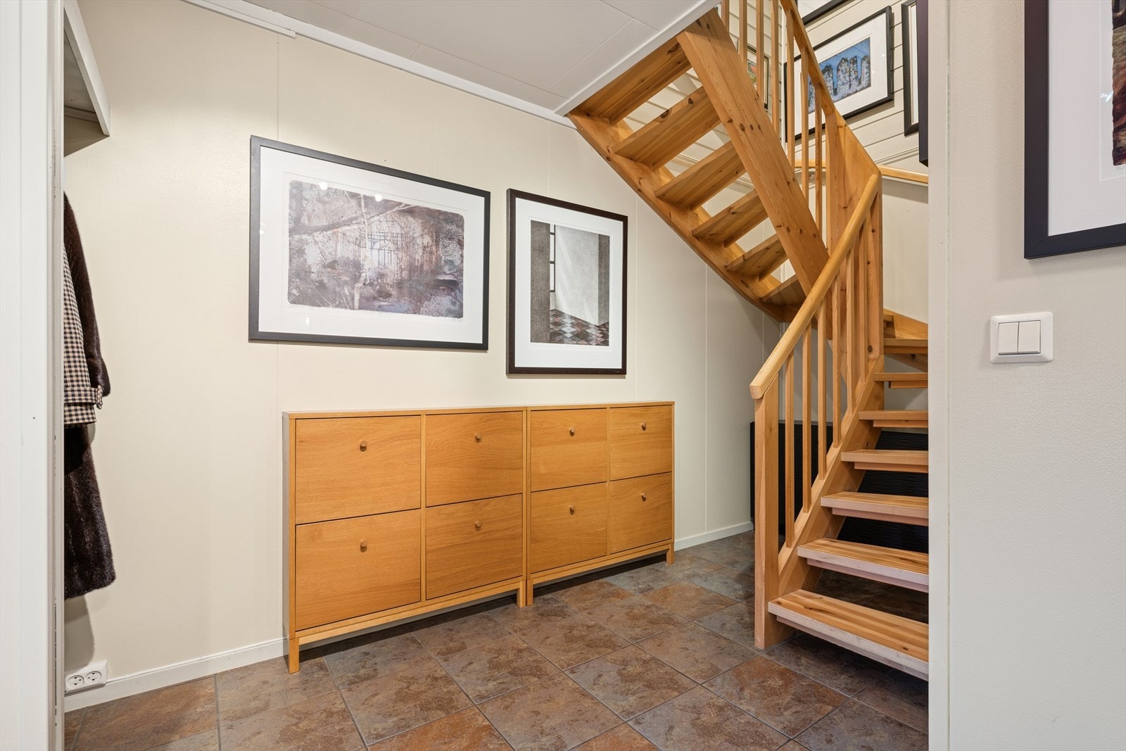 Fra første etasje er det trappeadkomst til boligens andre etasje. Galleribilde