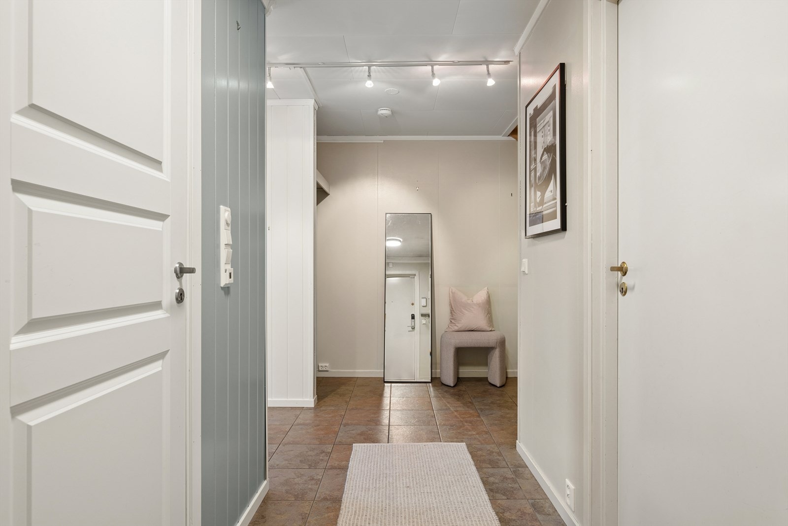 Entreen som ønsker deg velkommen inn, gir deg videre adkomst til bad, soverom og stue. Her er plass til skyvedørsgarderobe om man ønsker det. Galleribilde