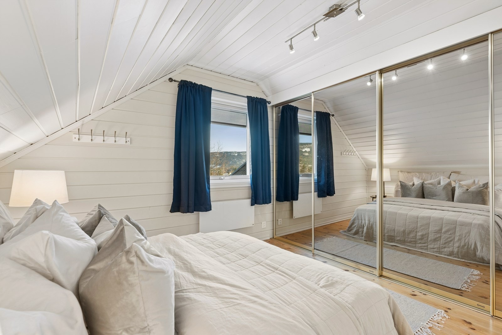 Soverommet har god plass til en komfortabel seng, og byr i tillegg på rikelig oppbevaringsmuligheter i en romslig skyvedørsgarderobe, perfekt for å holde orden og skape et ryddig uttrykk. Galleribilde