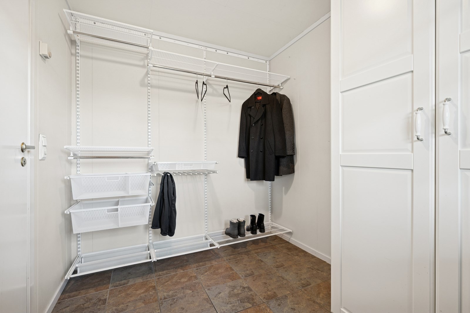 Soverom i 1. etg. har blitt brukt som walk-in closet Galleribilde