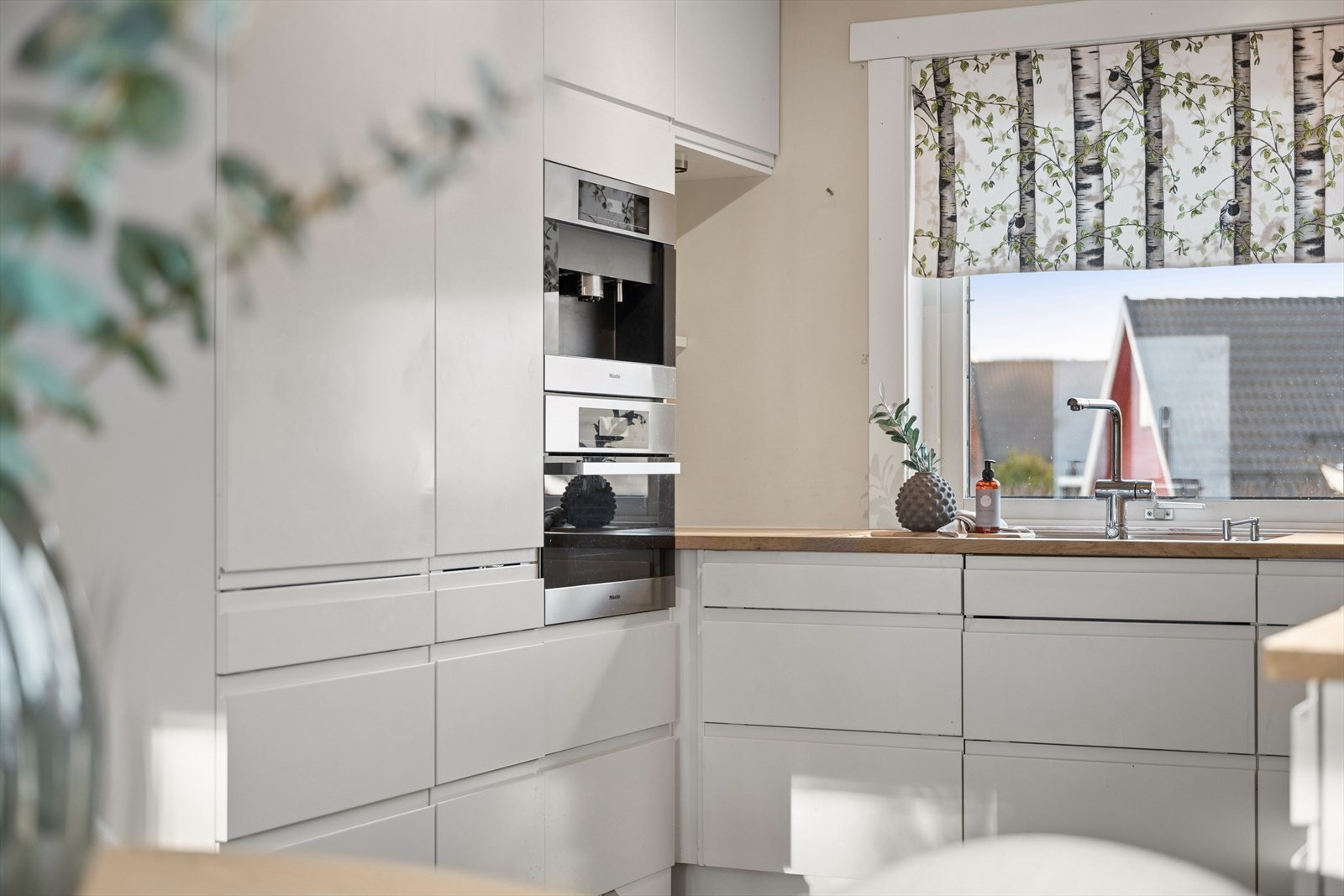 Kjøkkeninnredningen har glatte fronter, heltre benkeplate og stål benkebeslag med kum. Integrerte hvitevarer i fra Miele. Galleribilde