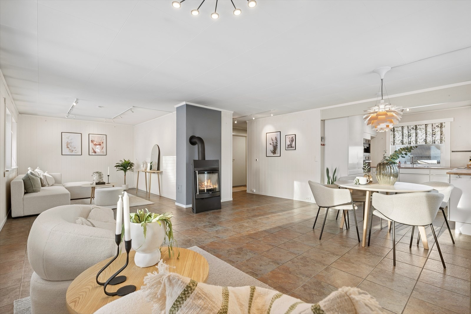 Velkommen til en romslig halvpart tomannsbolig på Rudstunet, med fin og sentral beliggenhet! Galleribilde