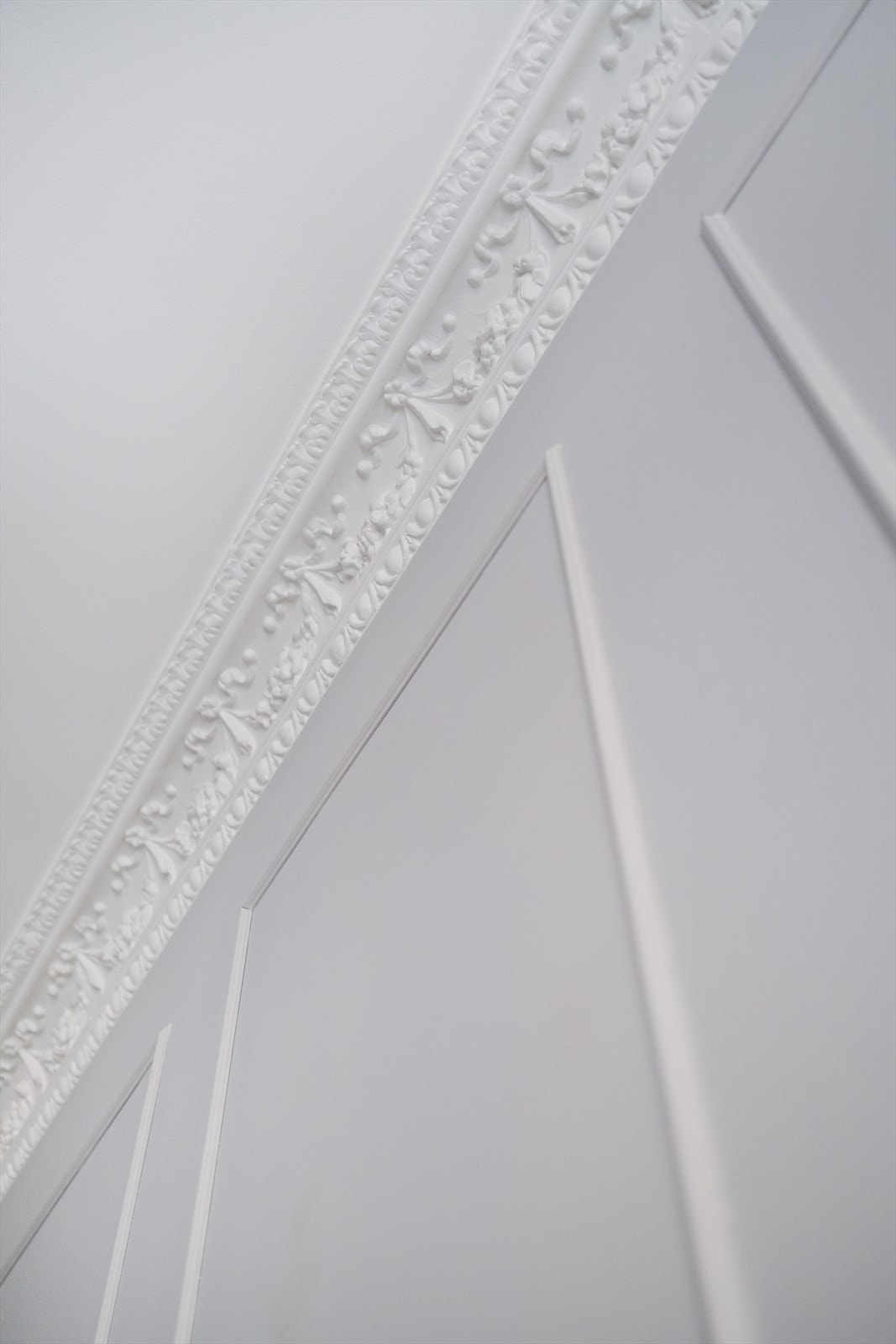 Klassiske detaljer som stukkatur og dekorlister. Takhøyde 2,96m Galleribilde