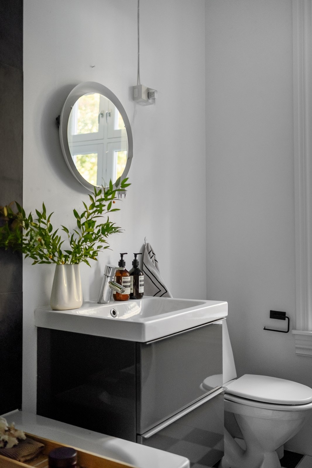 Badet er innredet med toalett, servant med innredning, speil med lys og badekar. Galleribilde