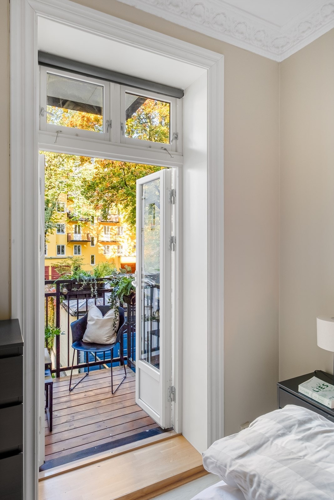 Utgang fra soverom til en inviterende balkong. Galleribilde