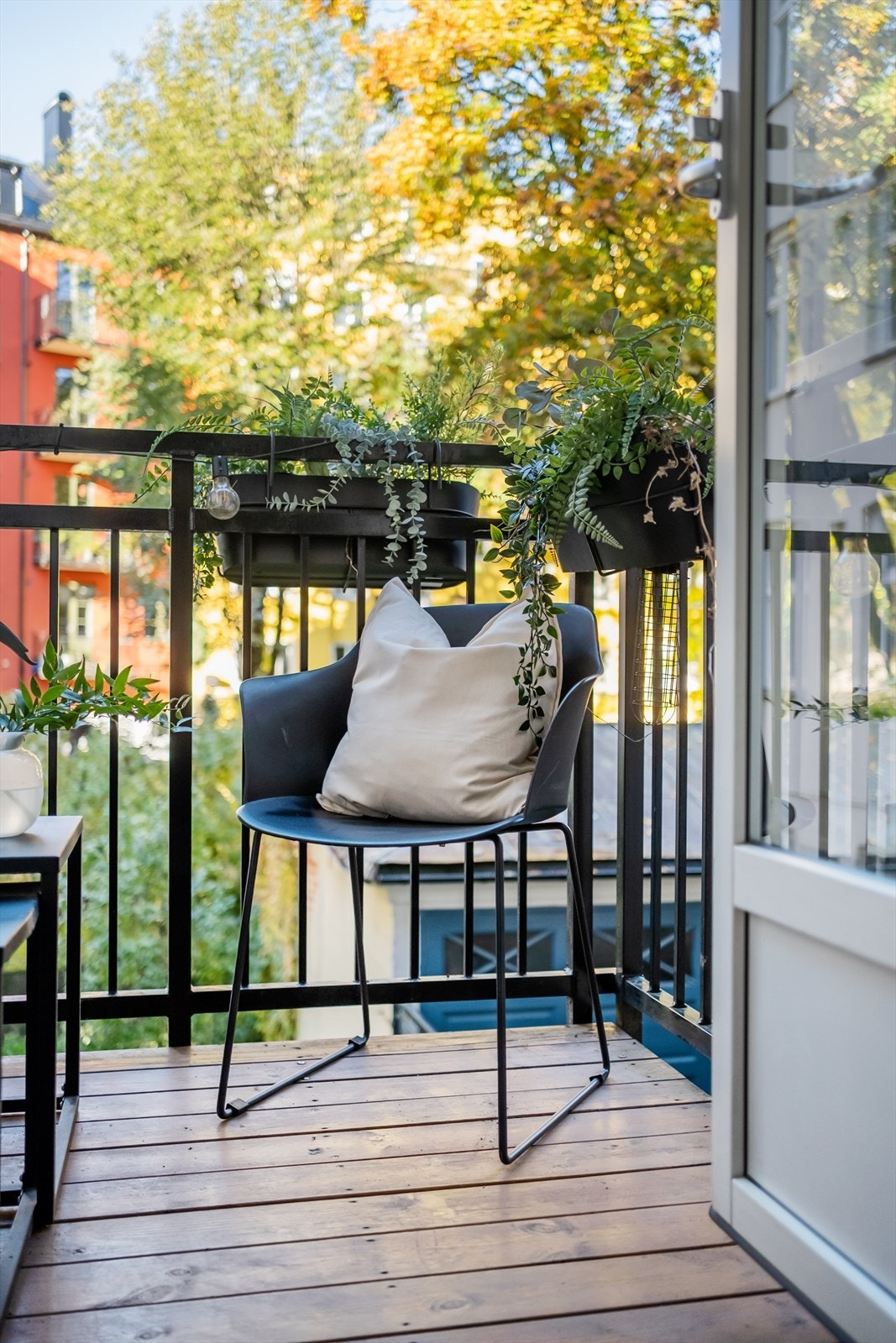 Balkongen vender mot rolige omgivelser - omkranset av grønne trær som gir stor bruksglede. Galleribilde