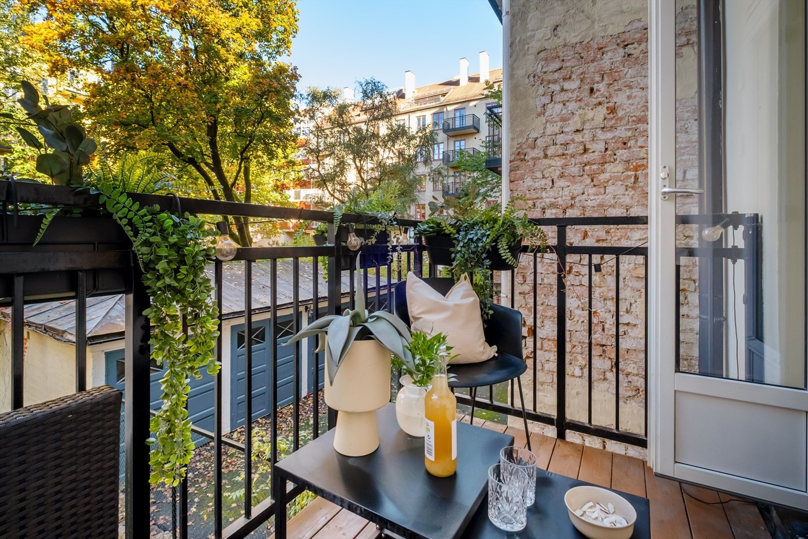 Velkommen til Thereses gate 11A! En klassisk og gjennomgående 2(3)-roms leilighet på Bislett. Foto: Rullende Fotograf Galleribilde